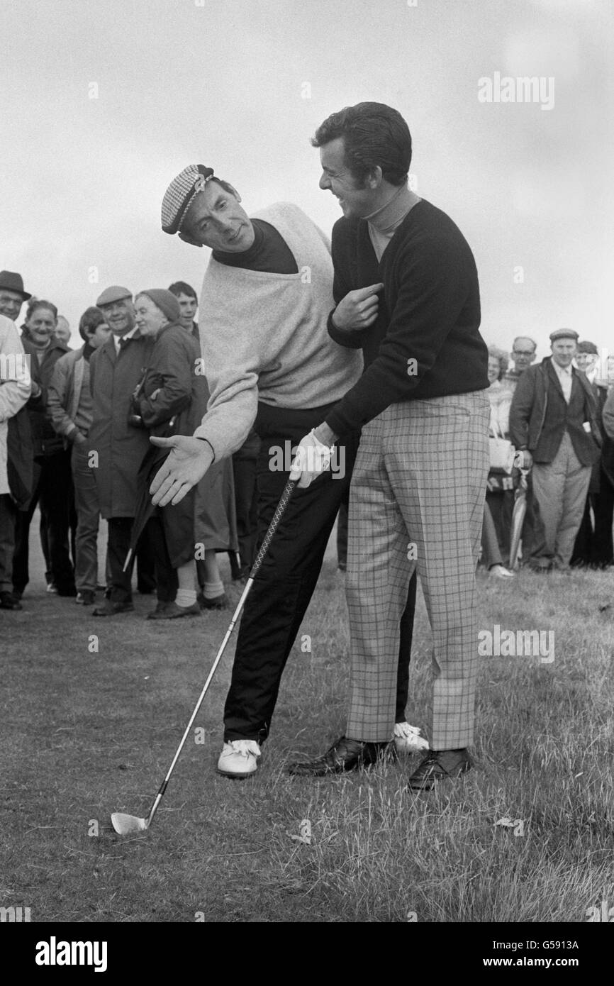Eric Sykes présente une swing de golf au champion de golf Tony Jacklin au tournoi Pro-Am Sean Connery à Troon, Ayrshire, Écosse Banque D'Images