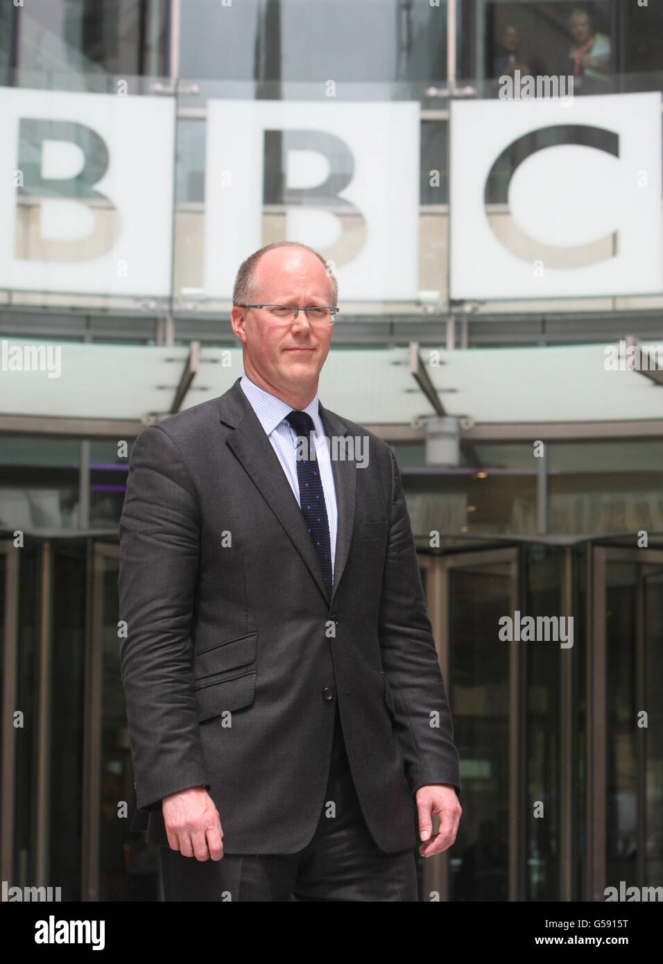 Nouveau directeur général de la BBC George Entwistle pose pour les médias en dehors de la nouvelle maison de radiodiffusion dans le centre de Londres. Banque D'Images