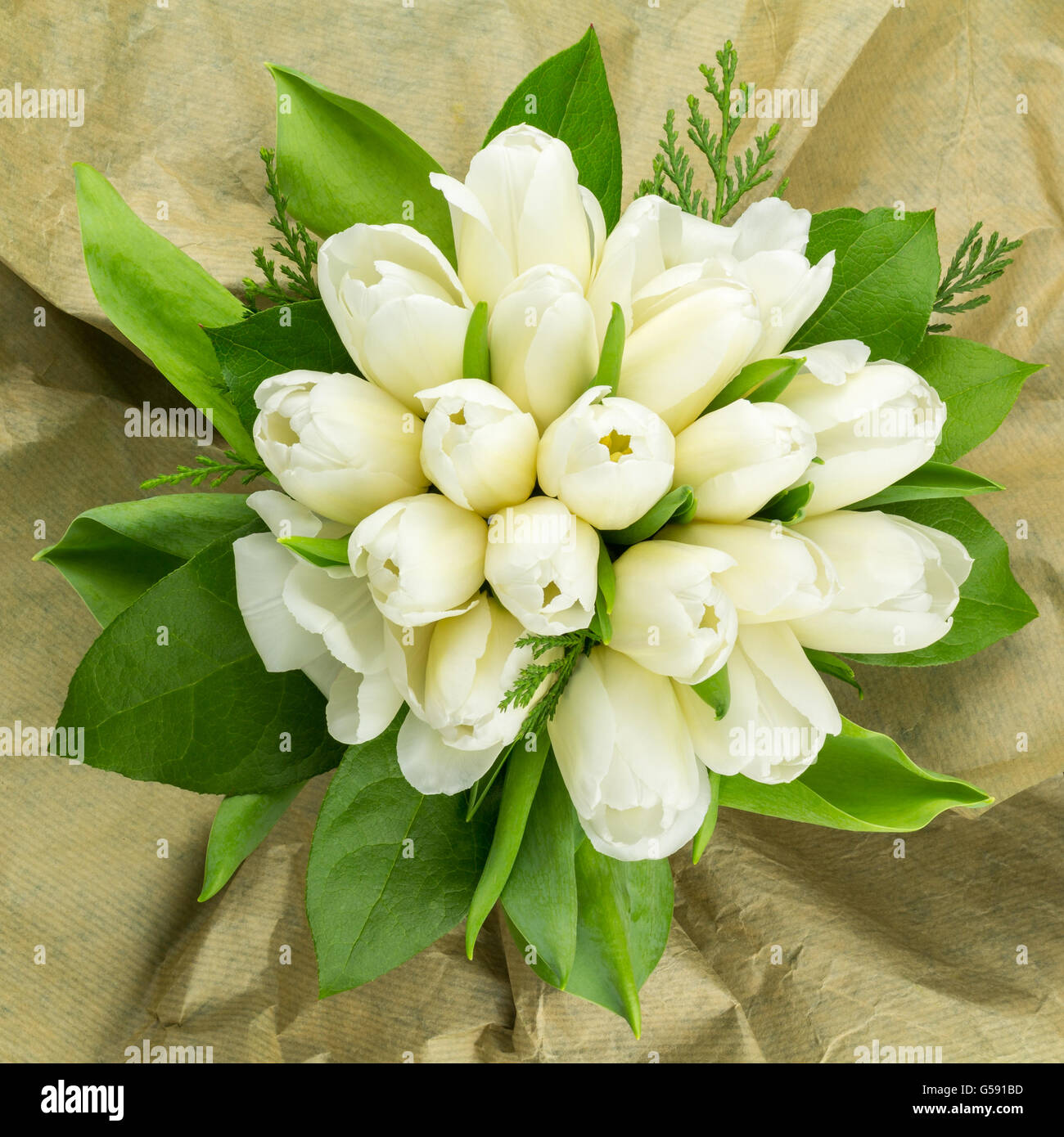 Bouquet de tulipes au printemps avec du papier brun fond wrapper. Banque D'Images