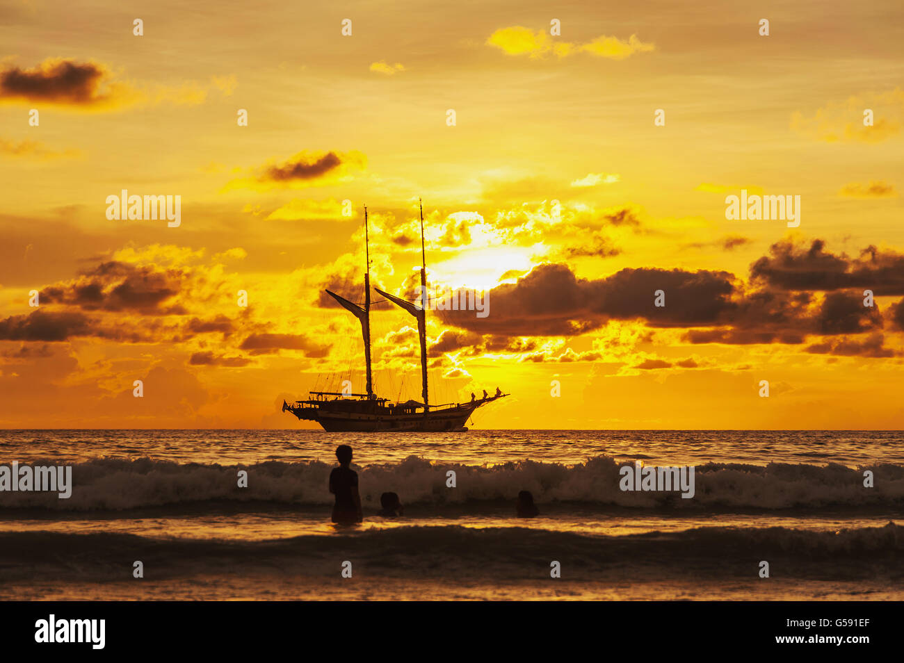 La mer spectaculaire et transports bateau en couleur de coucher de soleil avec des tons sombres sur fond flou Banque D'Images