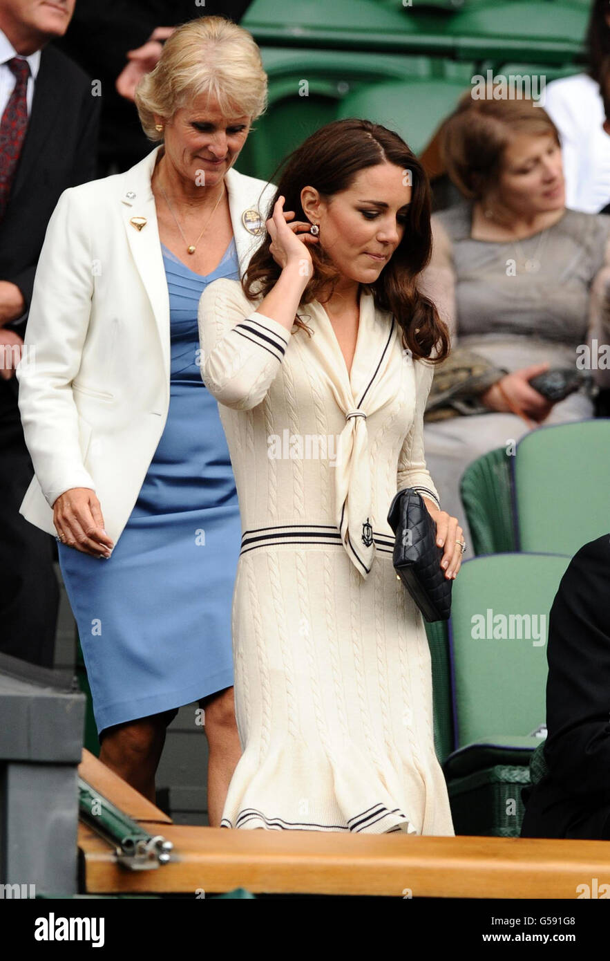 La duchesse de Cambridge arrive dans la Royal Box au cours du neuf jour des Championnats de Wimbledon 2012 au All England Lawn tennis Club, Wimbledon. Banque D'Images