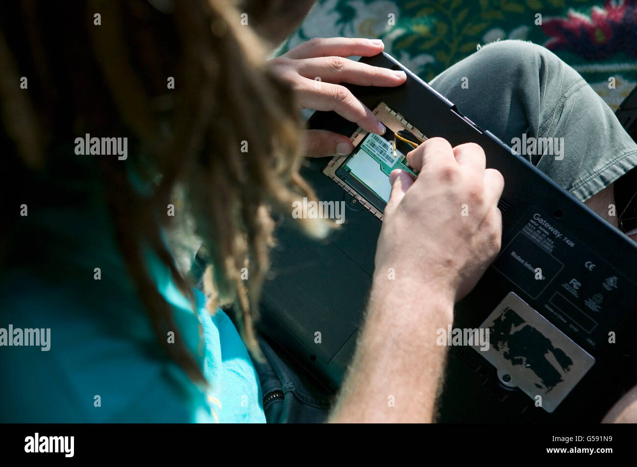 Une présence de la 6ème édition de l'espoir, une convention annuelle des hackers, ajoute une pièce à son ordinateur portable, 23 juillet 2006, New York, Banque D'Images