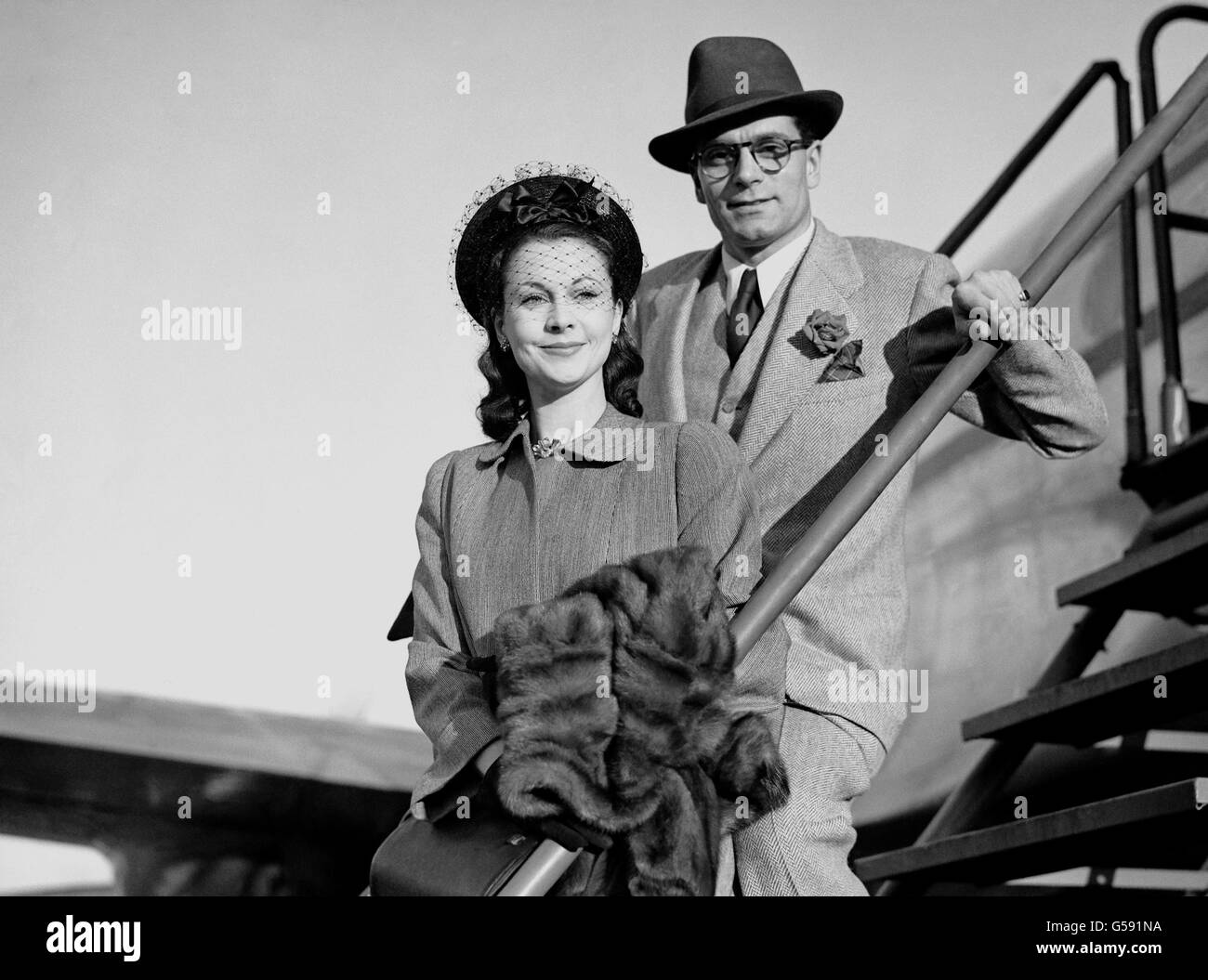 Divertissement - Laurence Olivier et Vivien Leigh - aéroport de Heathrow.L'acteur Laurence Olivier et sa femme, l'actrice Vivien Leigh, à l'aéroport de Heathrow Banque D'Images