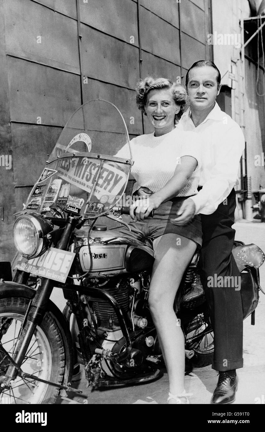 L'acteur Bob Hope en tant que passager de pilolion avec Toni Henley, vu quand elle est arrivée à Hollywood lors d'une tournée en moto au Canada et aux États-Unis. Banque D'Images