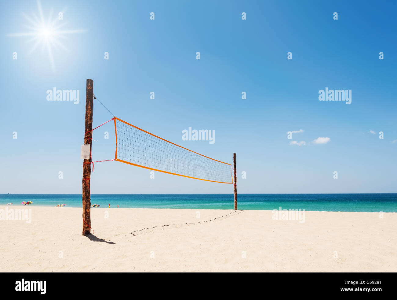 Filet de volley-ball sur la plage et mer tropicale avec plus de lumière du soleil Banque D'Images