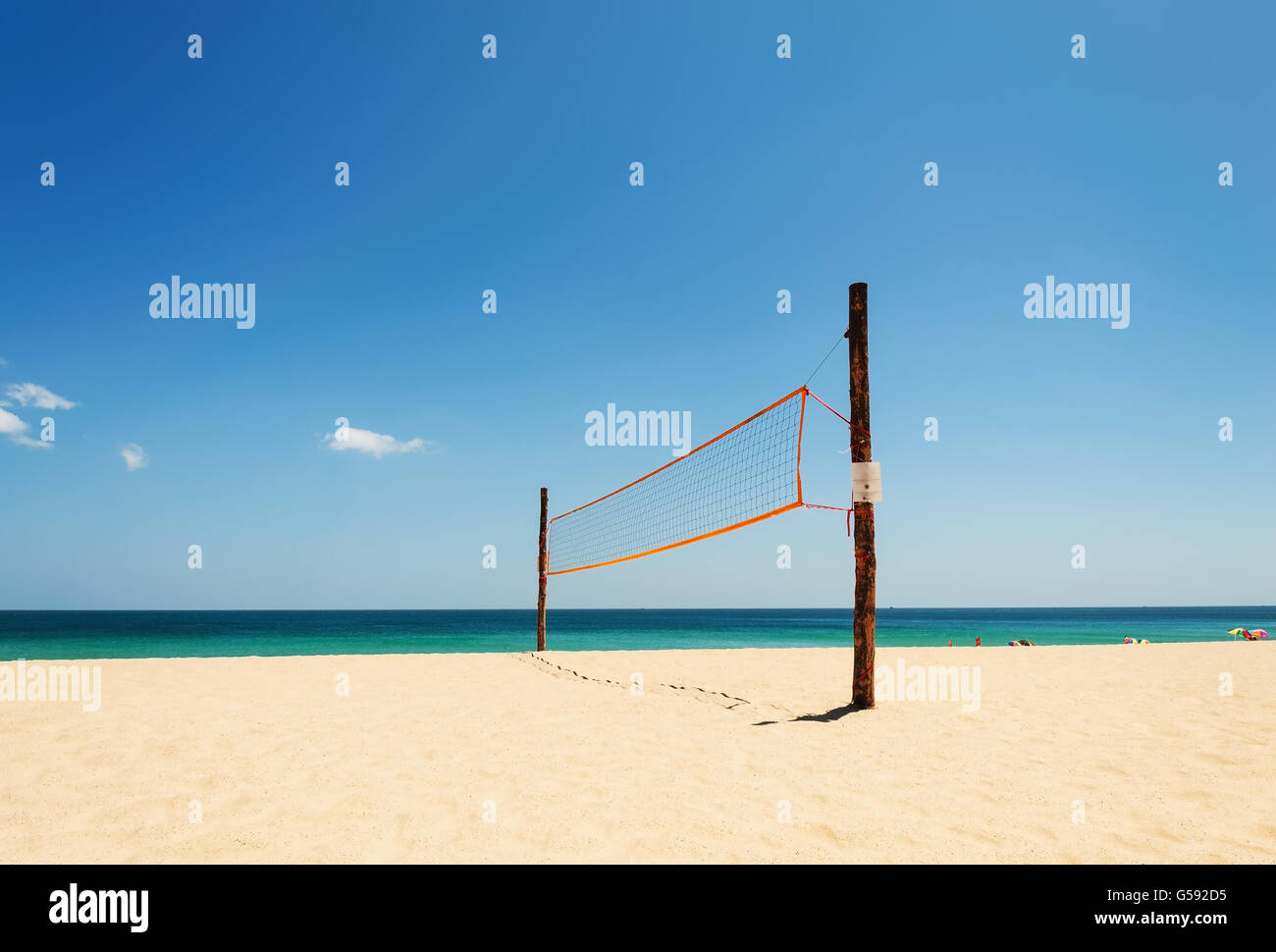 Filet de volley-ball sur plage de sable blanc et de mer tropicale dans la lumière du midi Banque D'Images