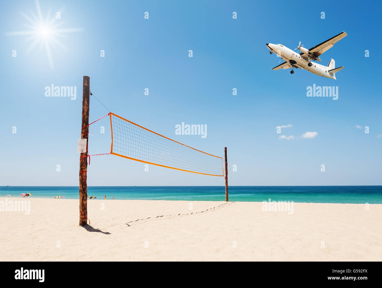 Filet de volley-ball sur la plage et en avion avec mer tropicale et plus de lumière du soleil Banque D'Images