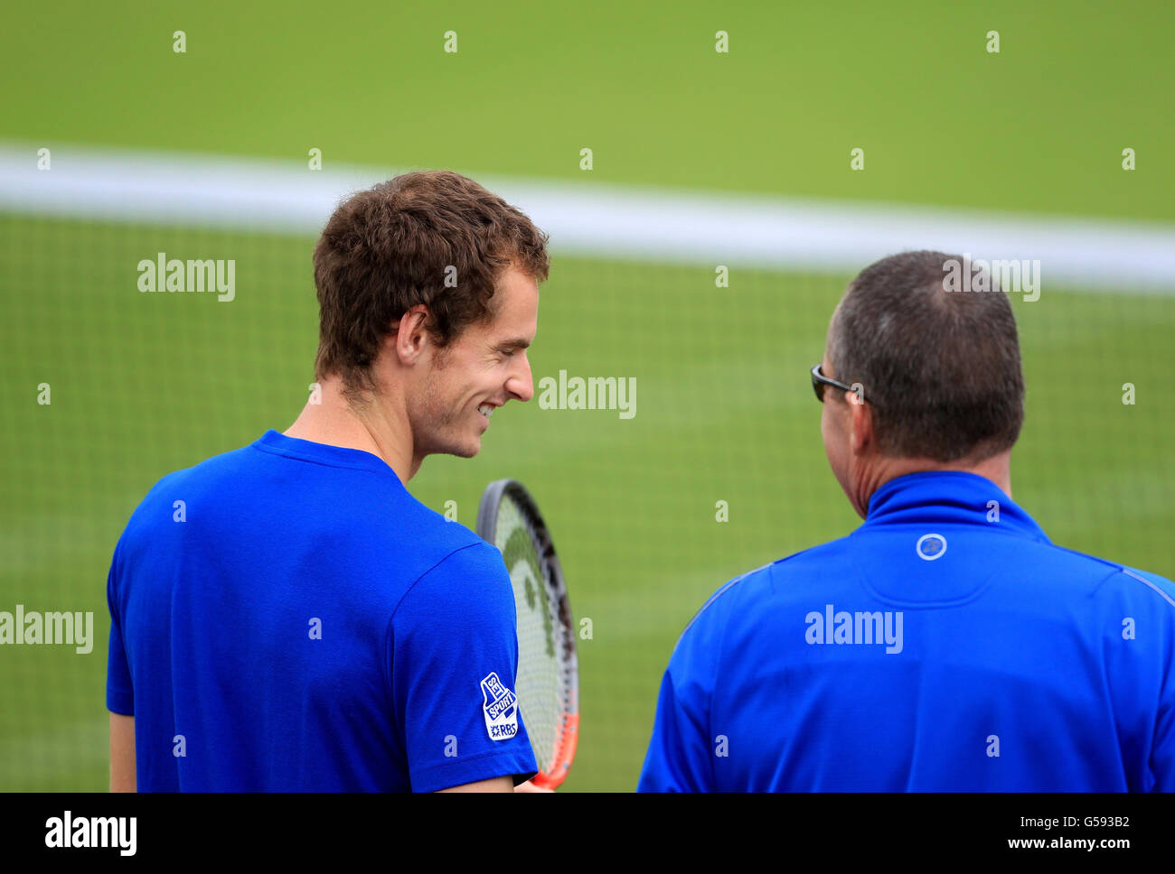 Andy Murray (à gauche), en Grande-Bretagne, semble détendu lorsqu'il parle à son entraîneur Ivan Lendl lors d'une séance d'entraînement au cours du treize jour des Championnats de Wimbledon 2012 au All England Lawn tennis Club, Wimbledon. Banque D'Images