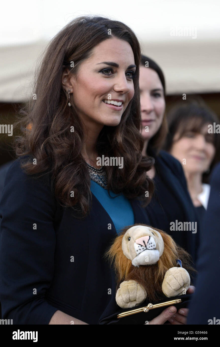 La duchesse de Cambridge est présentée avec un jouet de lion Aslan car elle accueille 150 enfants et jeunes de la salle d'art à une représentation du Lion, de la Witch et de la garde-robe à Kensington Gardens, Londres. Banque D'Images