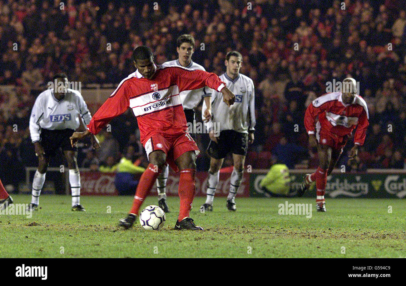 Hamilton Ricard (2e à gauche) marque le quatrième but de Middlebrough à ...