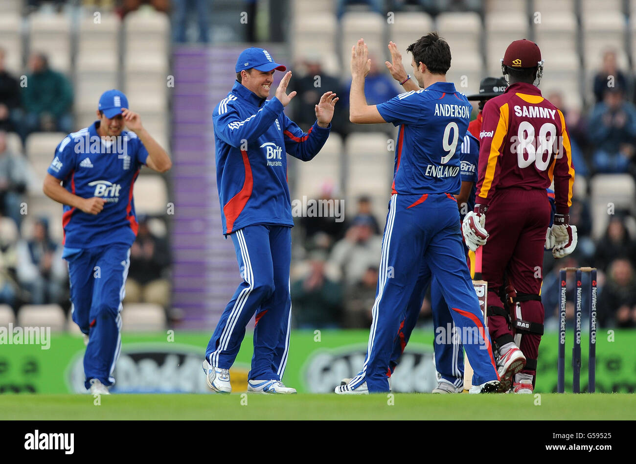 Graeme Swann d'Angleterre (deuxième à gauche) et James Anderson (deuxième à droite) célèbrent après avoir pris le cricket des Antilles Marlon Samuels lors du premier Intranational One Day au Ageas Bowl, à Southampton. Banque D'Images