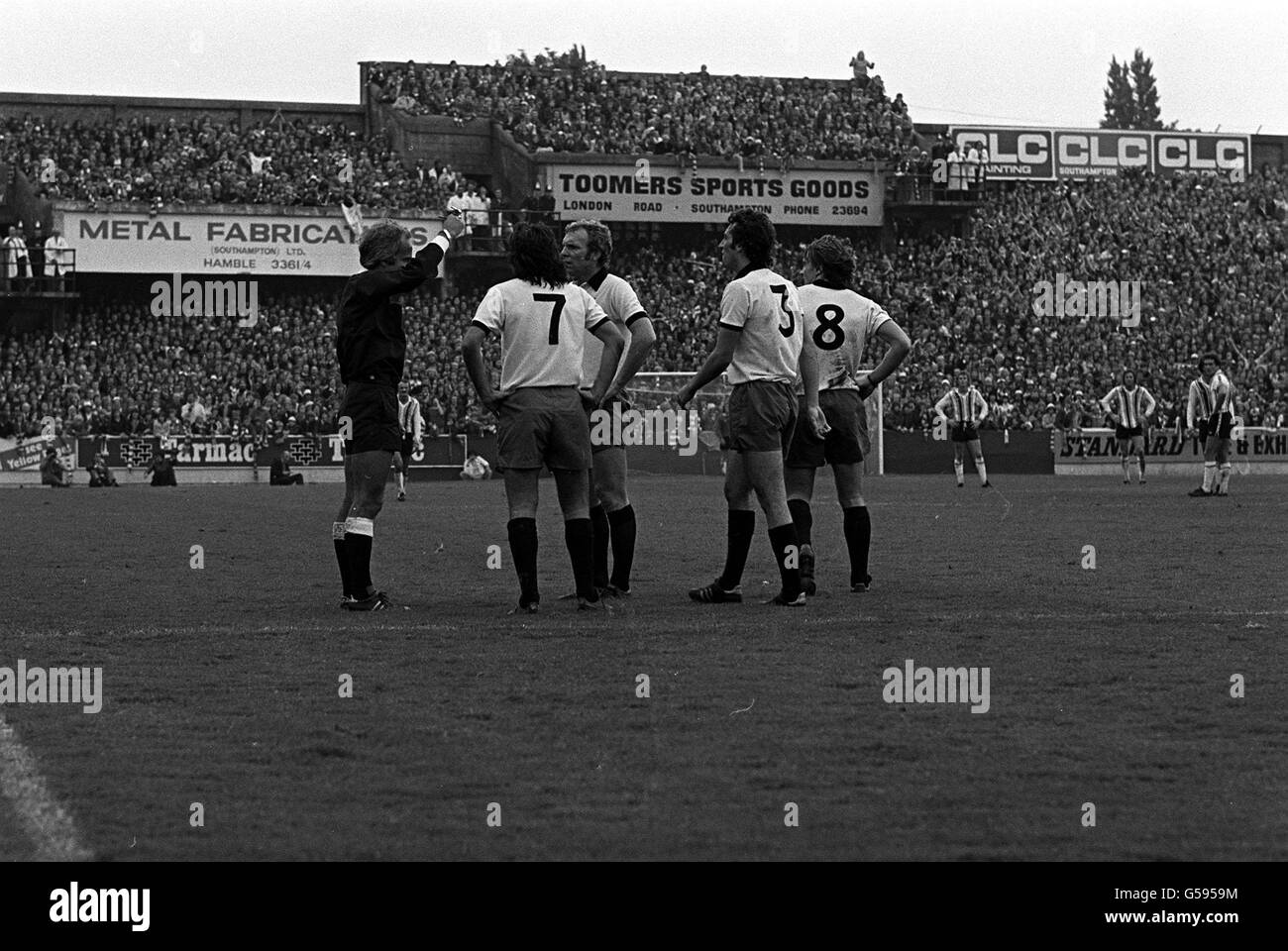 Fulhams George Best est ordonné par l'arbitre les Shadaptateur à la 67ème minute de la défaite de 4-1 du club de Londres à Southampton. Bobby Moore est troisième de gauche. Banque D'Images