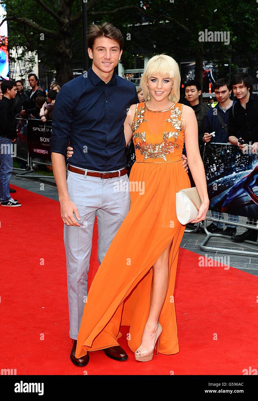 Tom Kilbey et Lydia Bright arrivent pour la première de The Amazing Spider-Man à l'Odeon Leicester Square, Londres. Banque D'Images