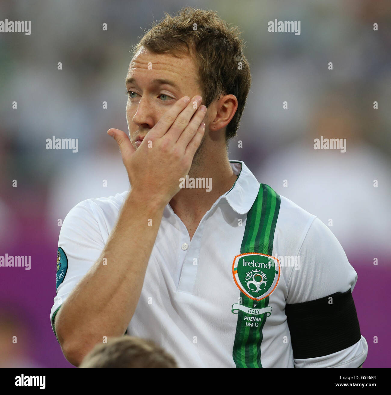 Aiden Mcgeady est vu porter un bracelet à bras noir attirant l'attention sur l'atrocity de Loughinisland lors du match de l'UEFA Euro 2012 Group au stade municipal de Poznan, en Pologne. Banque D'Images