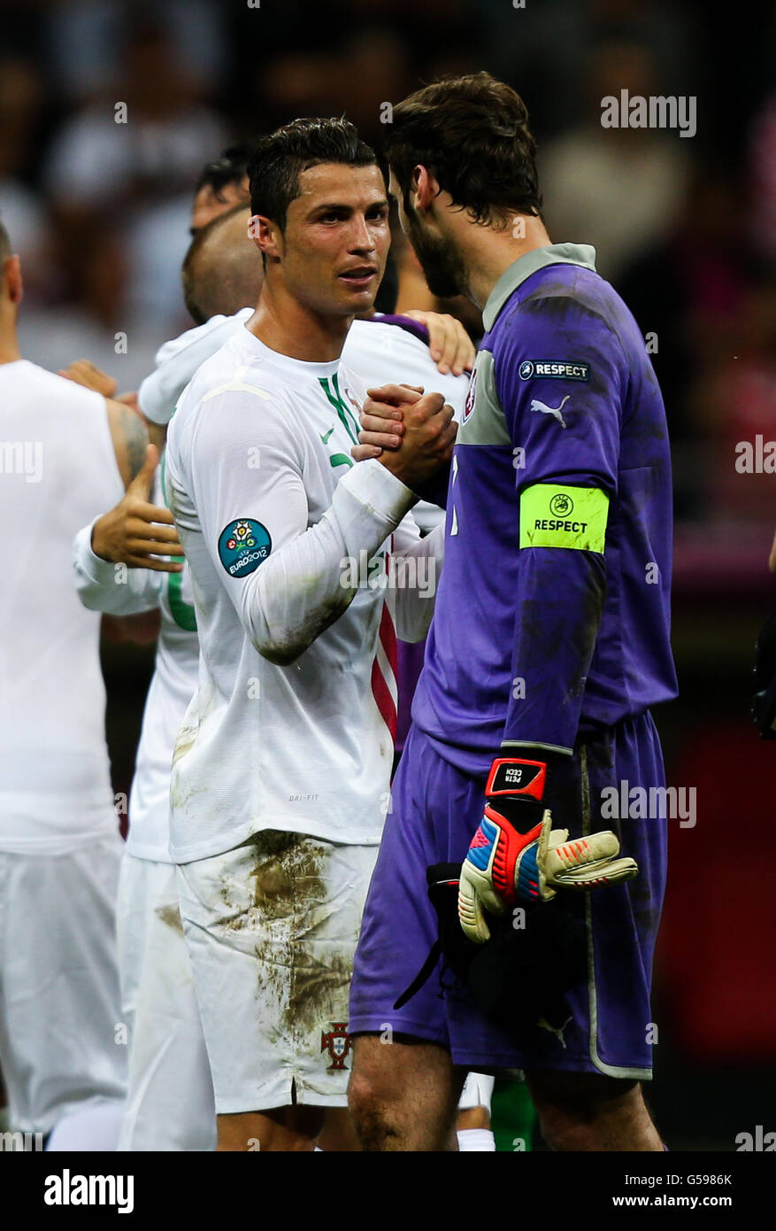 Le Portugal Cristiano Ronaldo (à gauche) serre la main avec le gardien de but de la République tchèque Petr Cech après le coup de sifflet final Banque D'Images