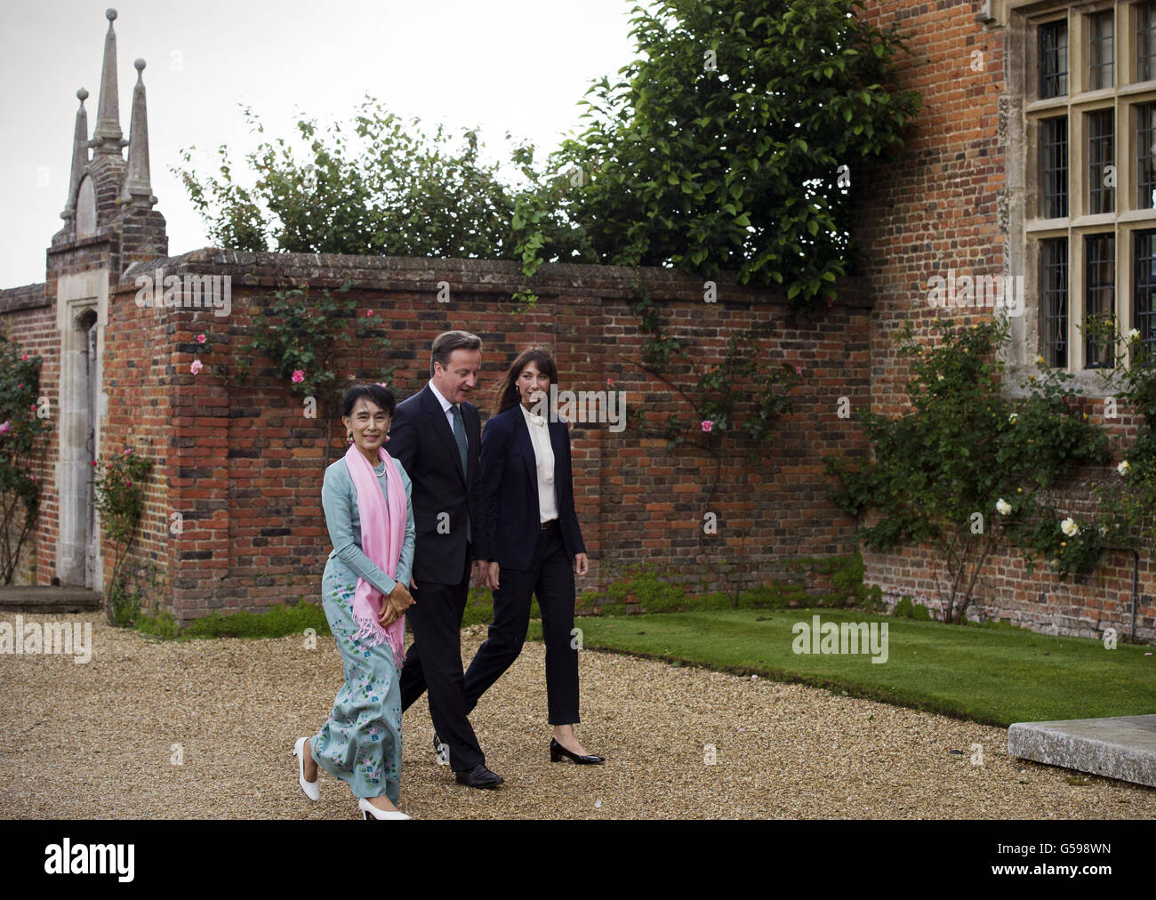 Le Premier ministre David Cameron et sa femme Samantha se promèneront pour accueillir Aung San Suu Kyi, la militante pro-démocratie birmane, à Chequrs, la résidence officielle du Premier ministre. Banque D'Images