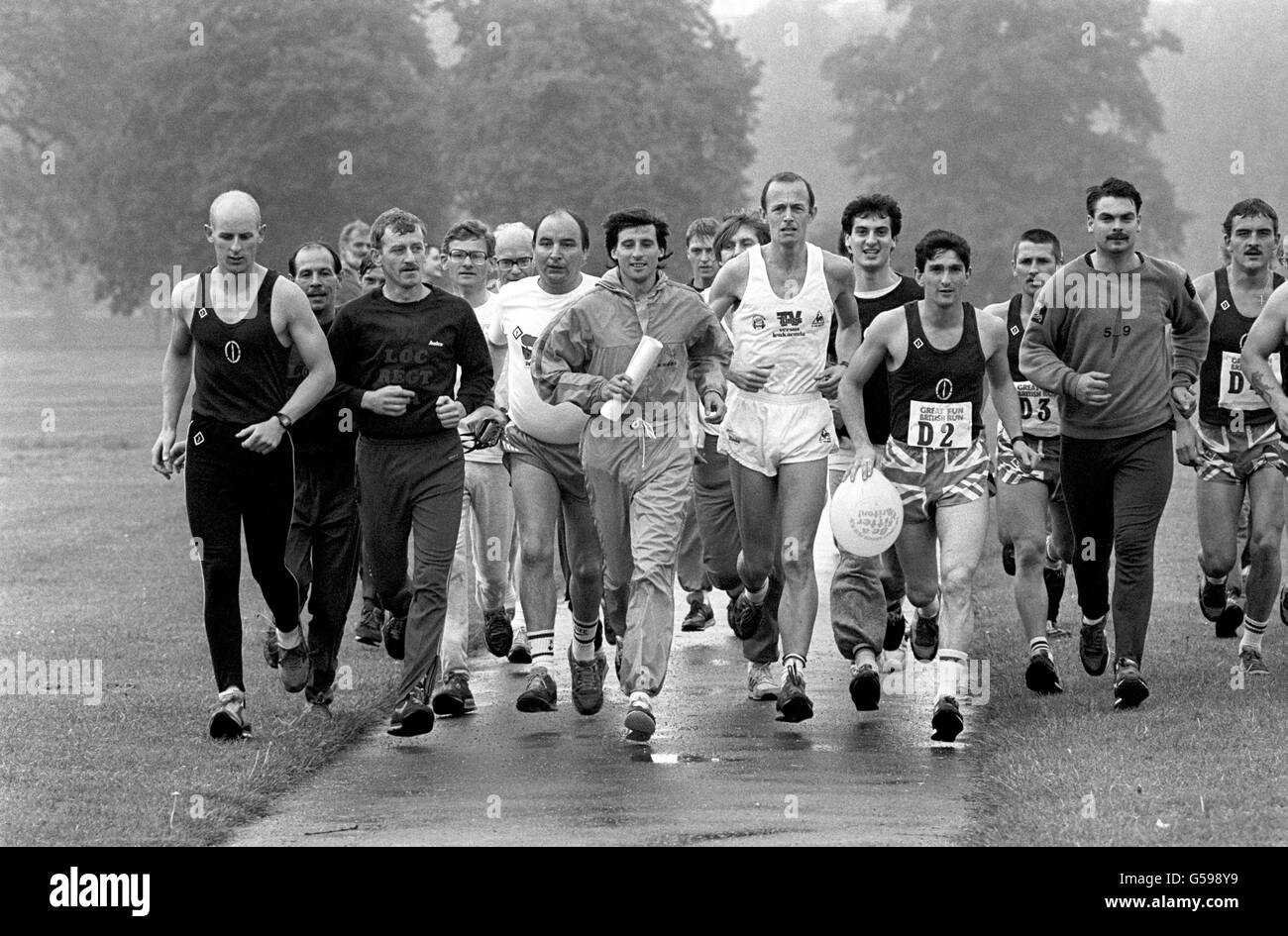 L'athlète Sebastian COE (au centre) porte la « charte de la santé » alors qu'il lance la course de relais la plus longue du monde, avec un tour d'honneur dans Hyde Park, Londres.La Great British Fun Run est une campagne nationale de promotion de la santé d'un demi-million de livres qui se termine à 2000 miles plus tard au pays de Galles en approuvant la charte alors que les coureurs passent par leurs régions. Banque D'Images