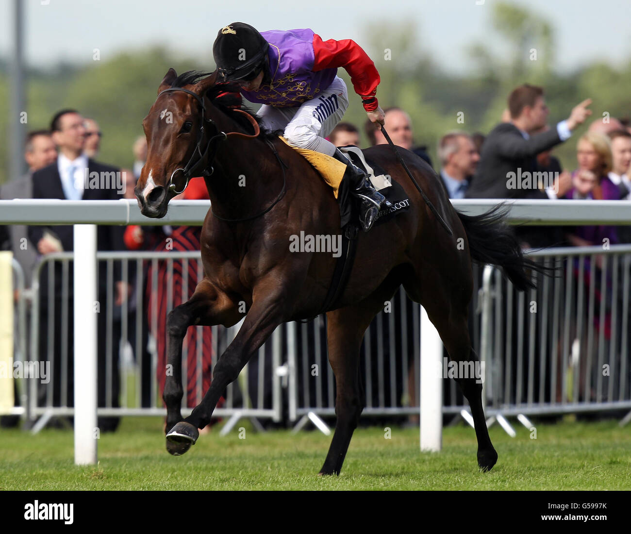 L'estimation de Ryan Moore remporte le vase de la Reine au cours du quatrième jour de la réunion de 2012 de l'Ascot à l'hippodrome d'Ascot, Berkshire. Banque D'Images