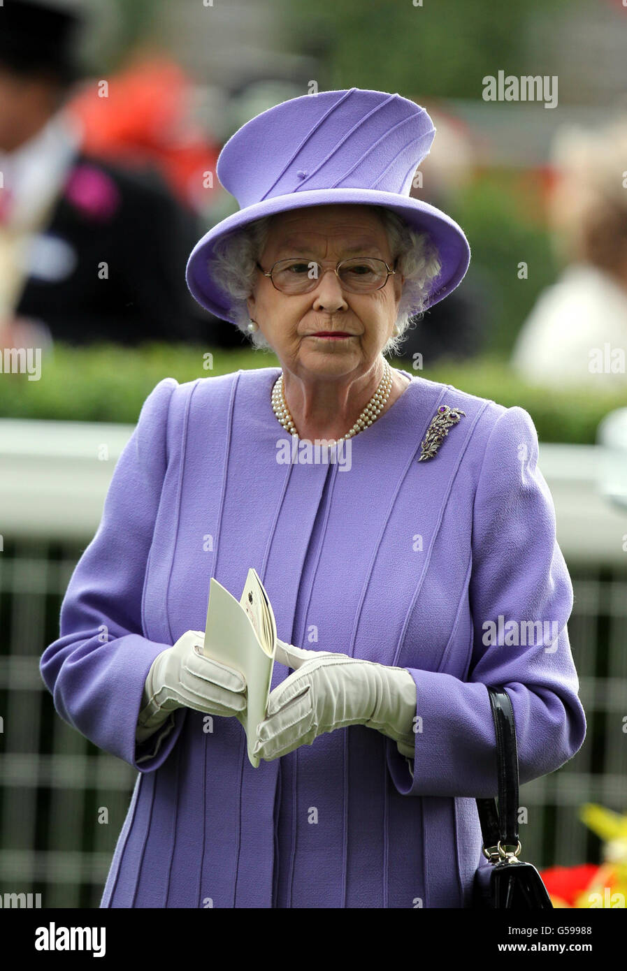 La reine Elizabeth II en parade devant son cheval estimé monté par Ryan Moore gagne le vase de la reine pendant le quatrième jour de la réunion de 2012 de l'Ascot Royal Ascot Racecourse, Berkshire. Banque D'Images