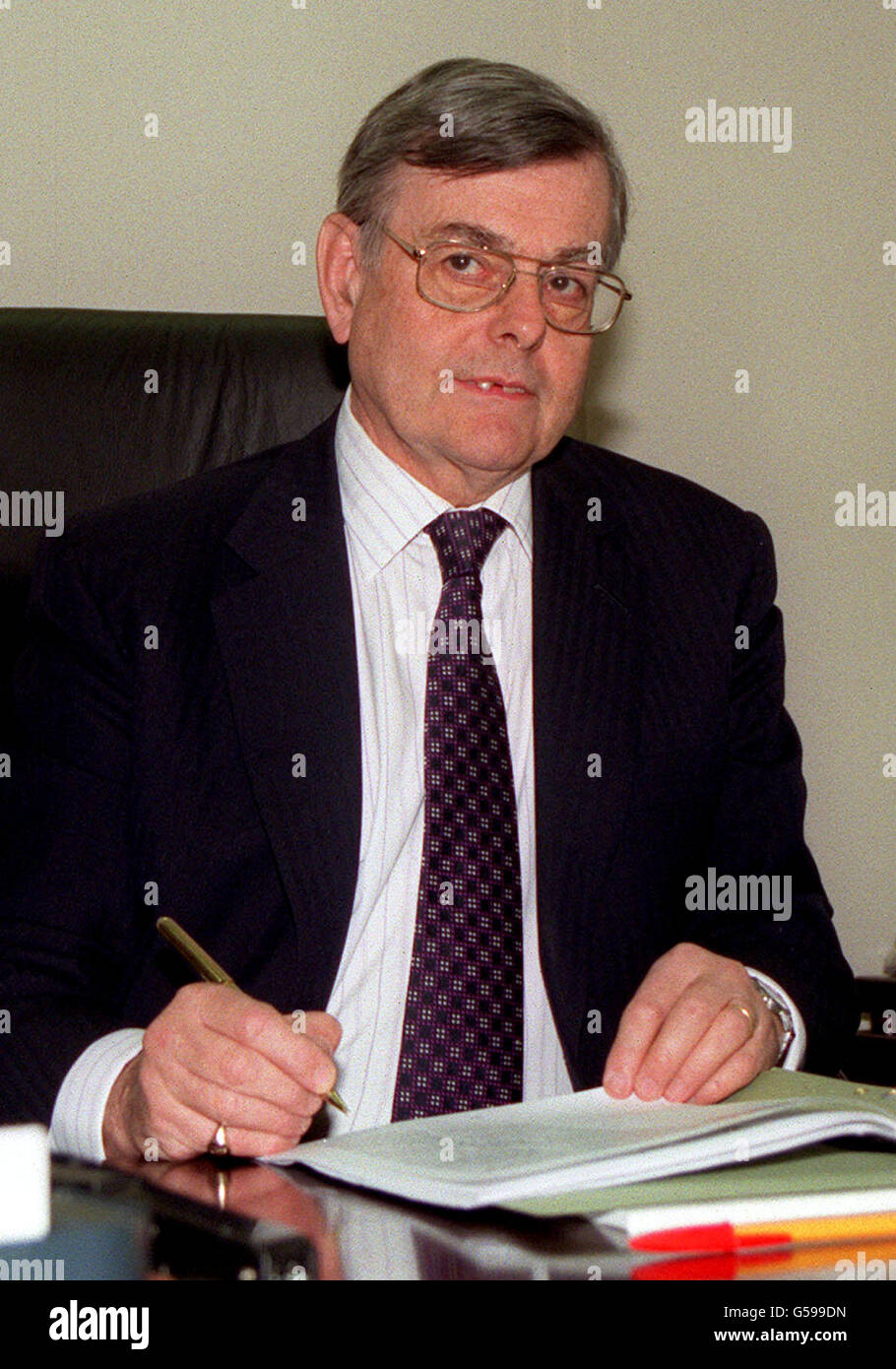 Sir Anthony Hammond QC dans son bureau au Home Office de Londres Sir Anthony dirigera l'enquête sur la controverse au sujet de la demande de naturalisation par les riches frères indiens Srichard et Gopichand Hindouja. * la controverse qui a suivi la démission de Peter Mandelson sur la rangée n'a montré aucun signe de mourir avec la secrétaire d'État fantôme Ann Widdecombe dépôt des questions parlementaires demandant plus de détails. *09/03/01 Sir Anthony Hammond QC, dont le rapport sur l'affaire de passeport hindouja est publié plus tard. Les fuites dans les jours qui ont précédé la publication du rapport tant attendu ont Banque D'Images