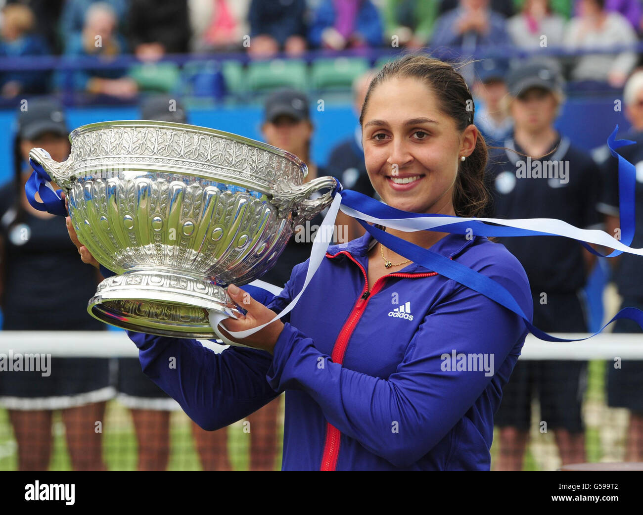 Tamira Paszek, en Autriche, célèbre la défaite de l'Andelique Curber en Allemagne pendant la sixième journée de l'AEGON International au parc Devonshire, à Eastbourne. Banque D'Images