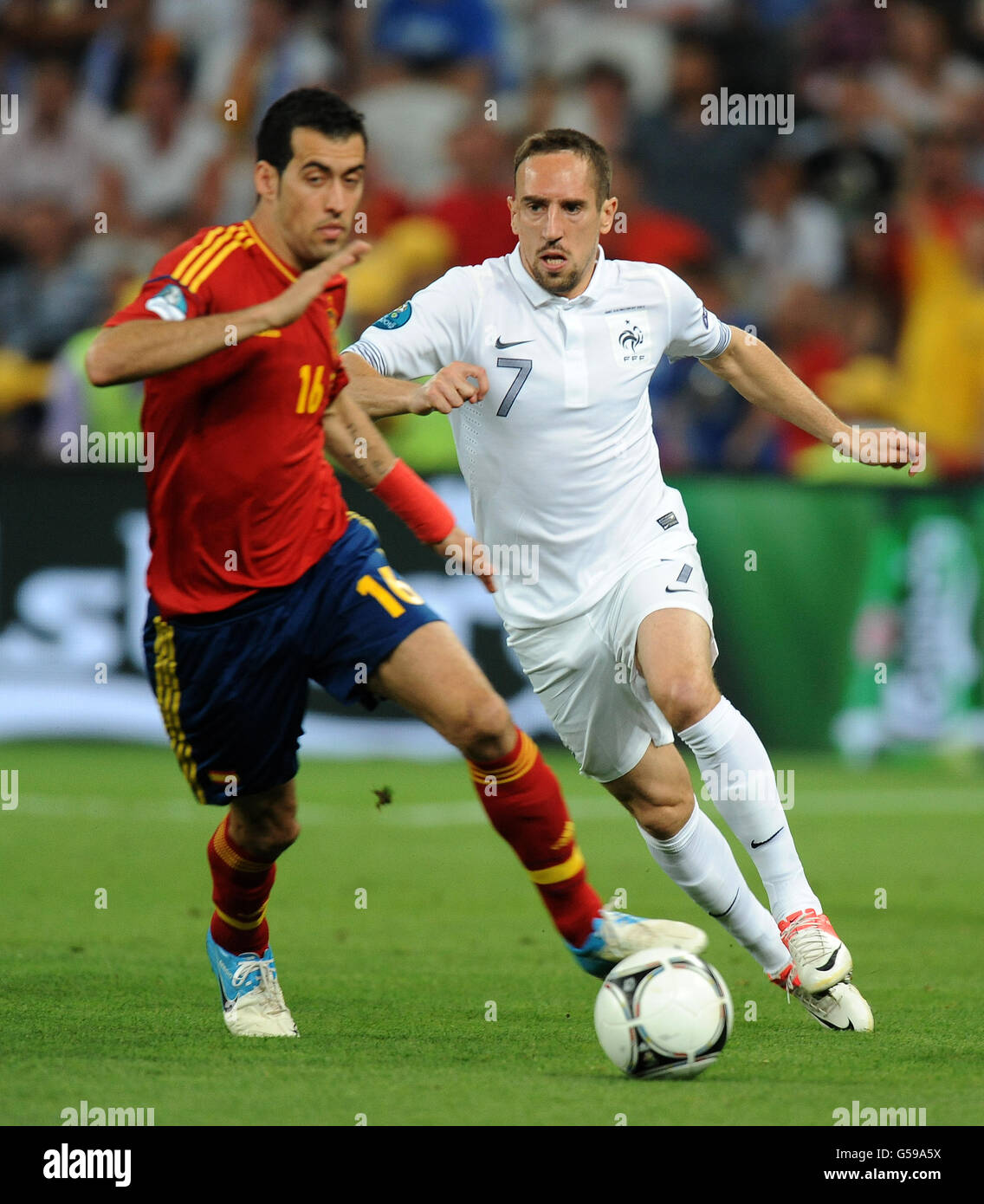 Football - UEFA Euro 2012 - quart de finale - Espagne / France - Donbass Arena. Sergio Busquets en Espagne et Franck Ribery en France Banque D'Images