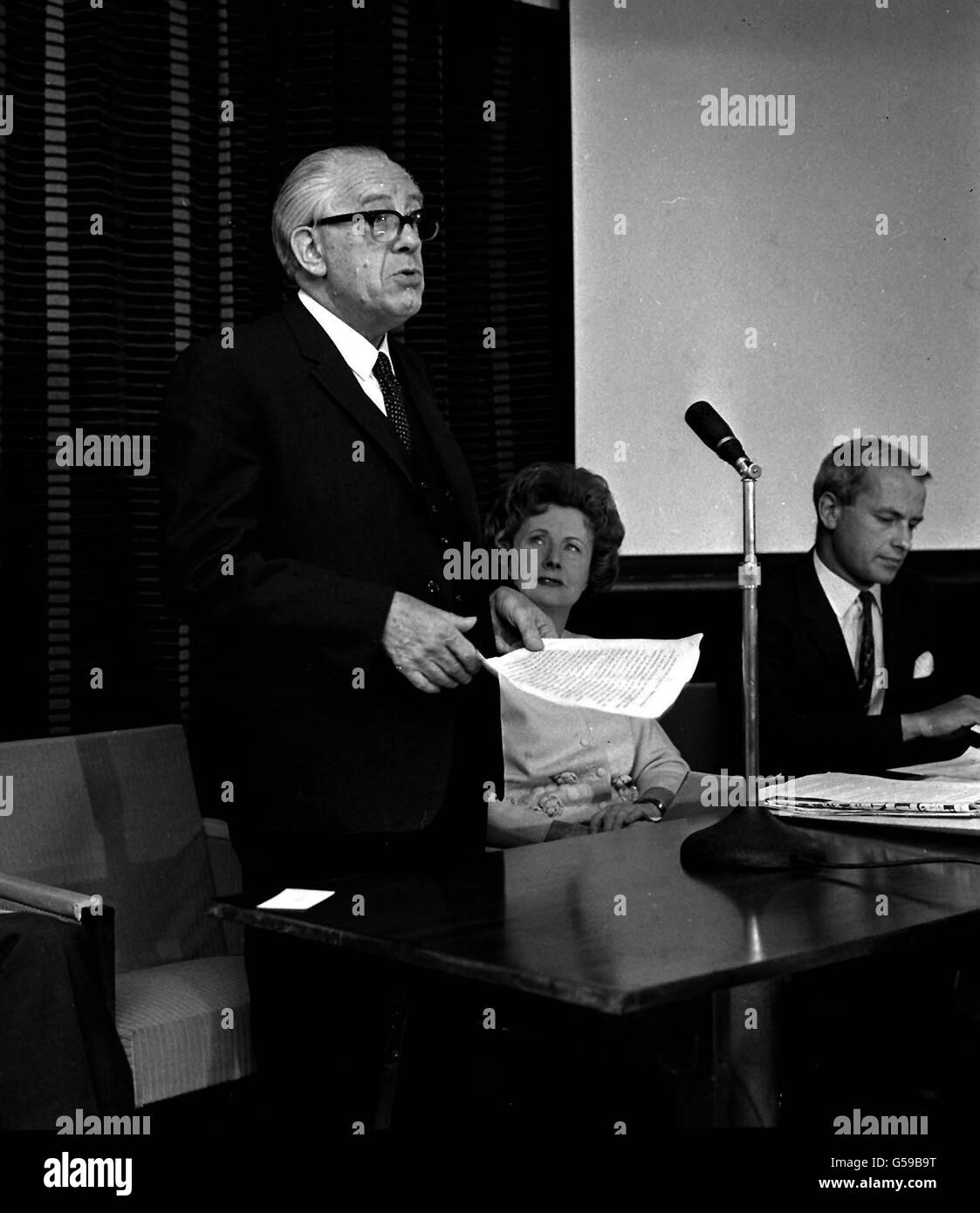 1967: Sir Edward Wayne, le médecin, prenant la parole au Royal Festival Hall de Londres, lorsque Mme Barbara Castle (assise), le ministre des Transports, a lancé une campagne de publicité sur l'alcool et la conduite pour informer le public de la nouvelle loi sur les « alcootests » qui entre en vigueur le 9 octobre. Banque D'Images