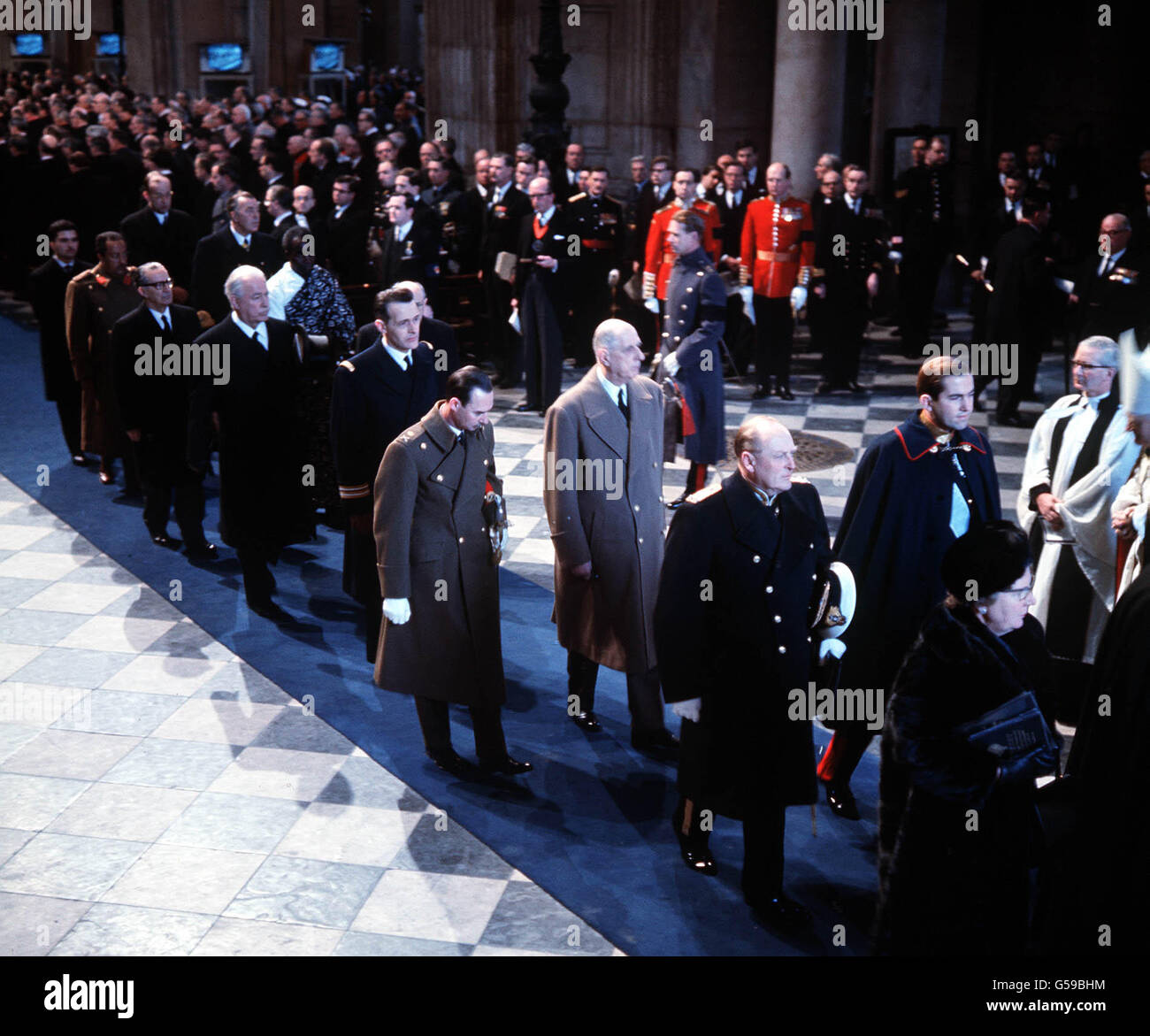 1965 : funérailles de Sir Winston Churchill à la cathédrale Saint-Paul, Londres. La photo montre le roi Constantine de Grèce (à droite, en uniforme), le roi OLAF de Norvège (avec Constantine) et le général de Gaulle de France (derrière Constantine). Banque D'Images