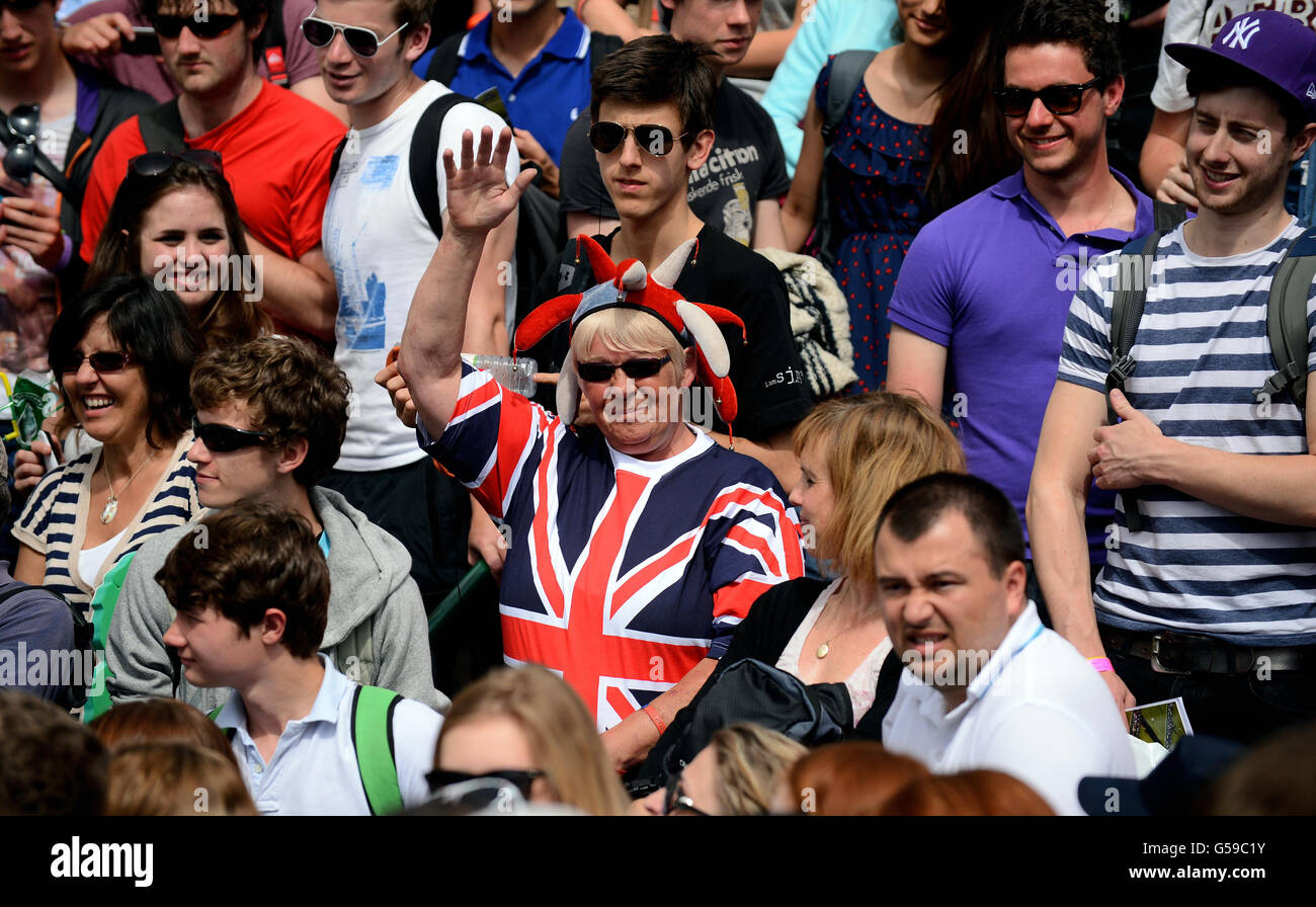 Les fans de tennis arrivent pendant la deuxième journée des championnats de Wimbledon 2012 au All England Lawn tennis Club, Wimbledon. Banque D'Images