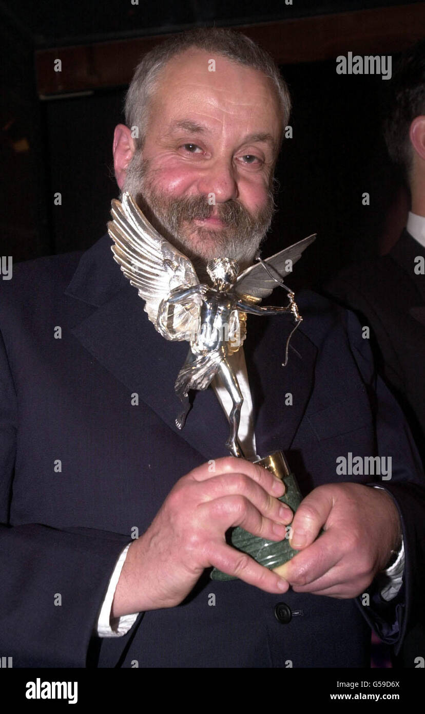 Le réalisateur Mike Leigh, qui a remporté le prix du meilleur film de Topsy Turvy lors du Evening Standard film Awards à Londres. Banque D'Images