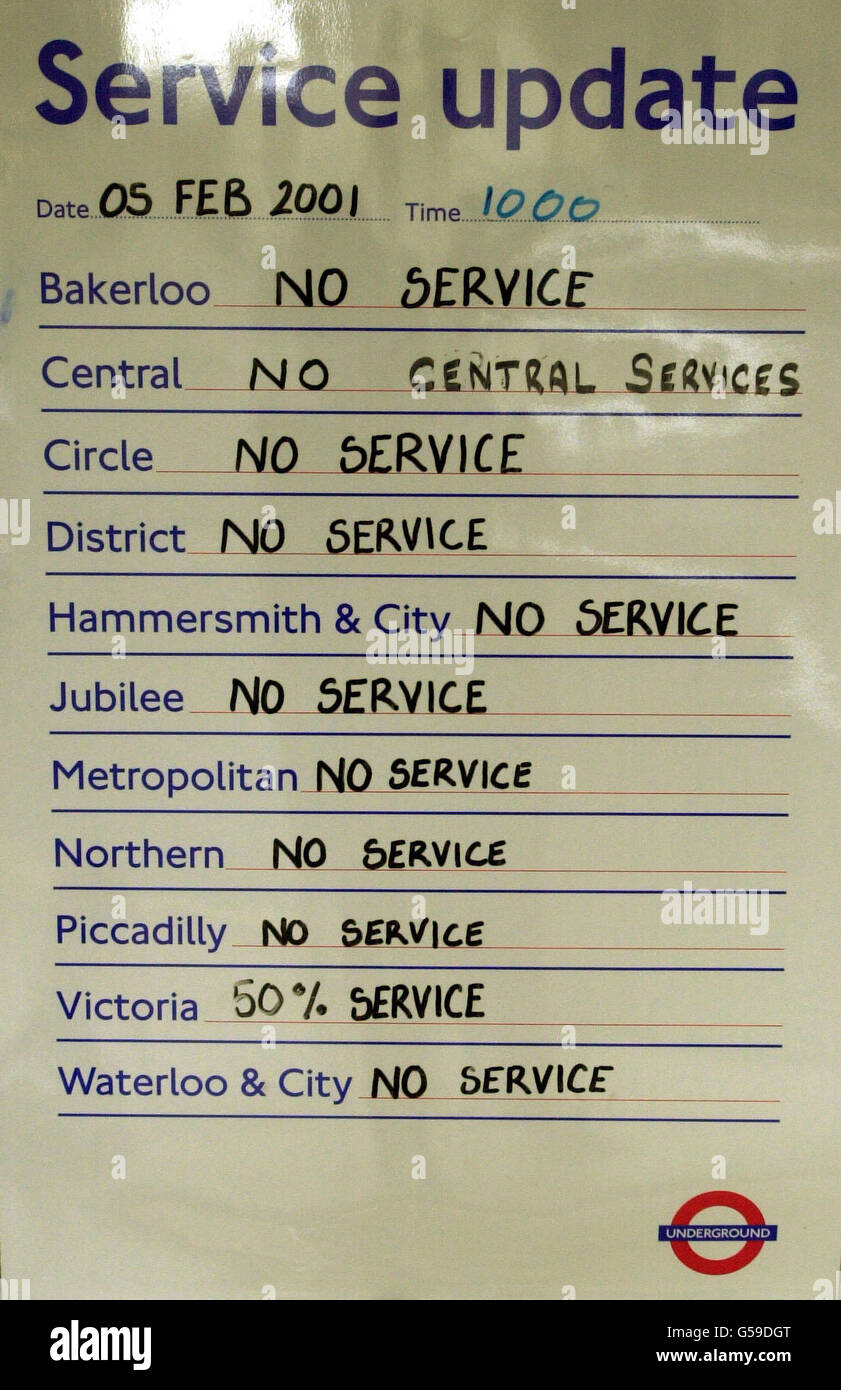 Une affiche à la station de métro St James Park dans le centre de Londres annonce la mauvaise nouvelle, où les navetteurs ont été confrontés au chaos sur les bus, les routes et les trains en raison d'un arrêt de 24 heures par les chauffeurs de métro. Banque D'Images