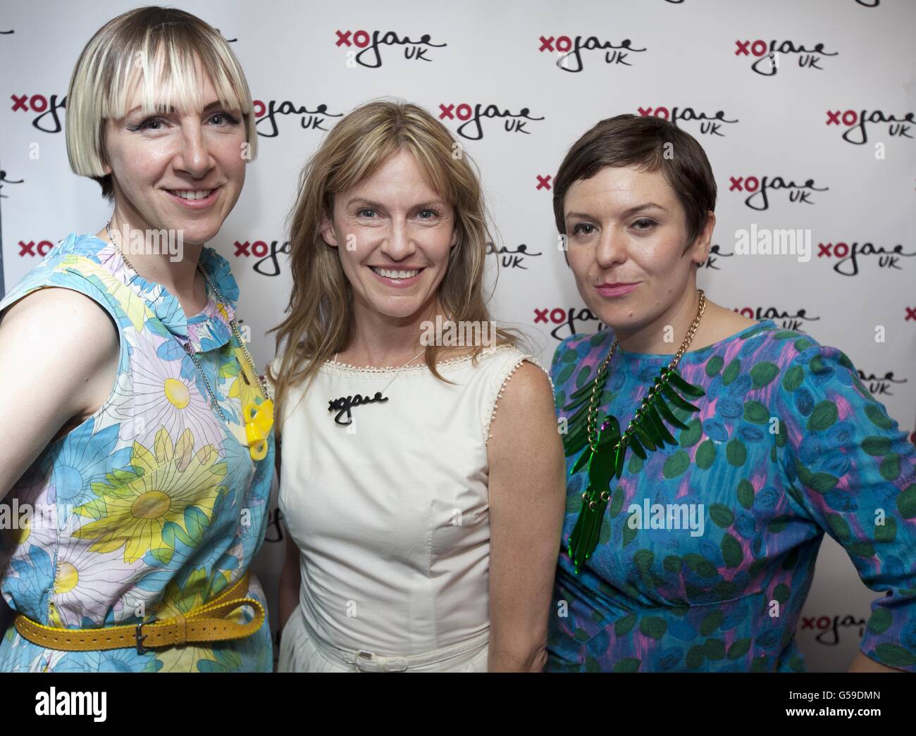 (À partir de la gauche) Harriet Vine, Jane Pratt et Rosie Wolfenden assistent au lancement de la version britannique de xoJane, une revue en ligne réussie pour femmes au Lucky Pig, Londres. Banque D'Images