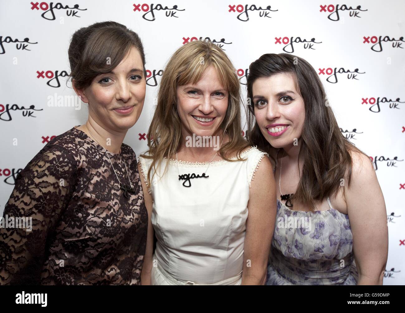 (À partir de la gauche) Rebecca Holman xoJaneUK Editor, Jane Pratt et Phoebe Frangoul xoJaneUK Fashion and Beauty Editor, assistent au lancement de la version britannique de xoJane, un magazine féminin en ligne réussi au Lucky Pig, Londres. Banque D'Images