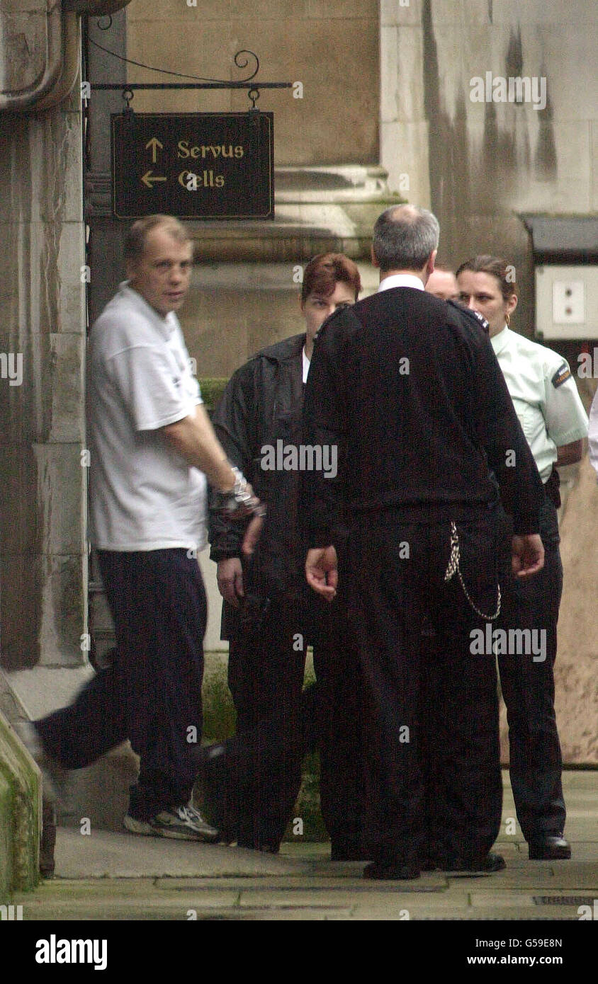 Michael Stone quitte la haute Cour de Londres après que les seigneurs de la loi aient décidé qu'il serait en droit de se présenter à un procès pour les meurtres de Lynne et Megan Russell. Banque D'Images