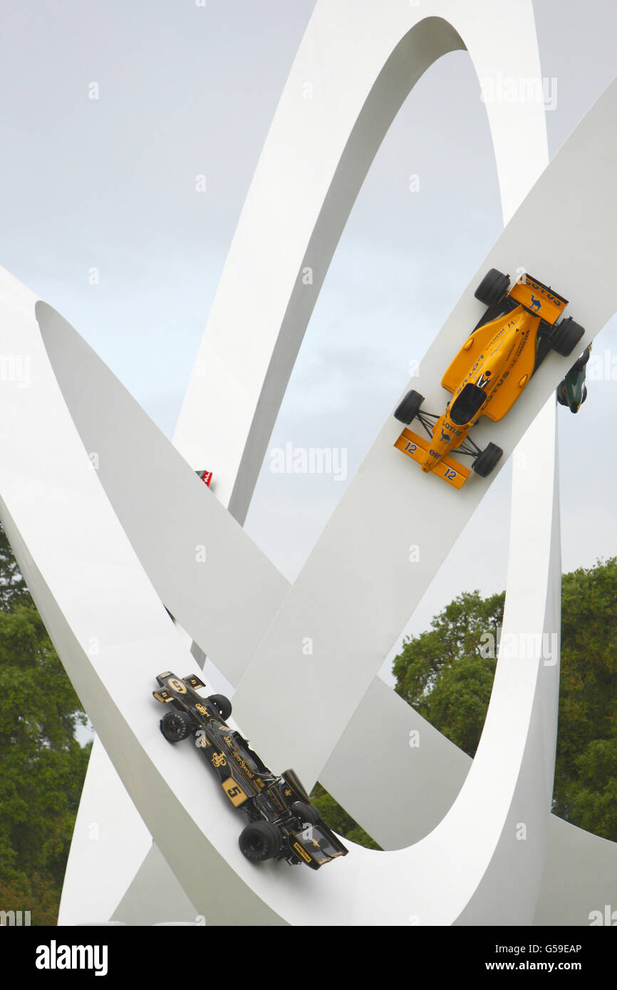 Une vue générale de la sculpture de Lotus célébrant les courses de Formule 1 de Lotus au Goodwood Festival of Speed annuel de Goodwood, West Sussex. Banque D'Images