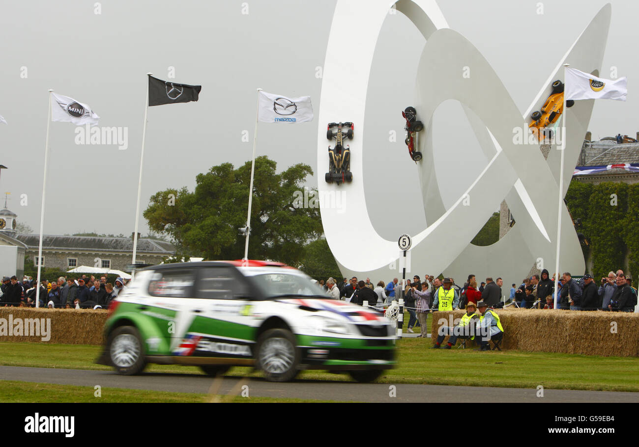 Une voiture de rallye Skoda passe devant la sculpture de Lotus célébrant la course de Formule 1 de Lotus au Goodwood Festival of Speed annuel de Goodwood, West Sussex. Banque D'Images