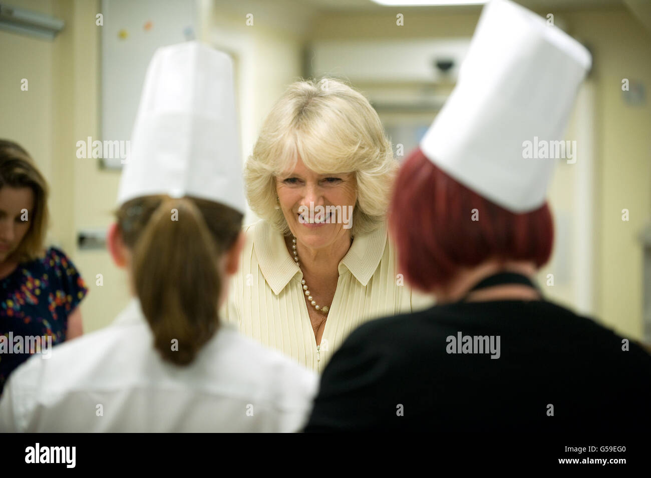 La duchesse de Cornouailles dans les cuisines de Buckingham Palace, dans le centre de Londres. Banque D'Images