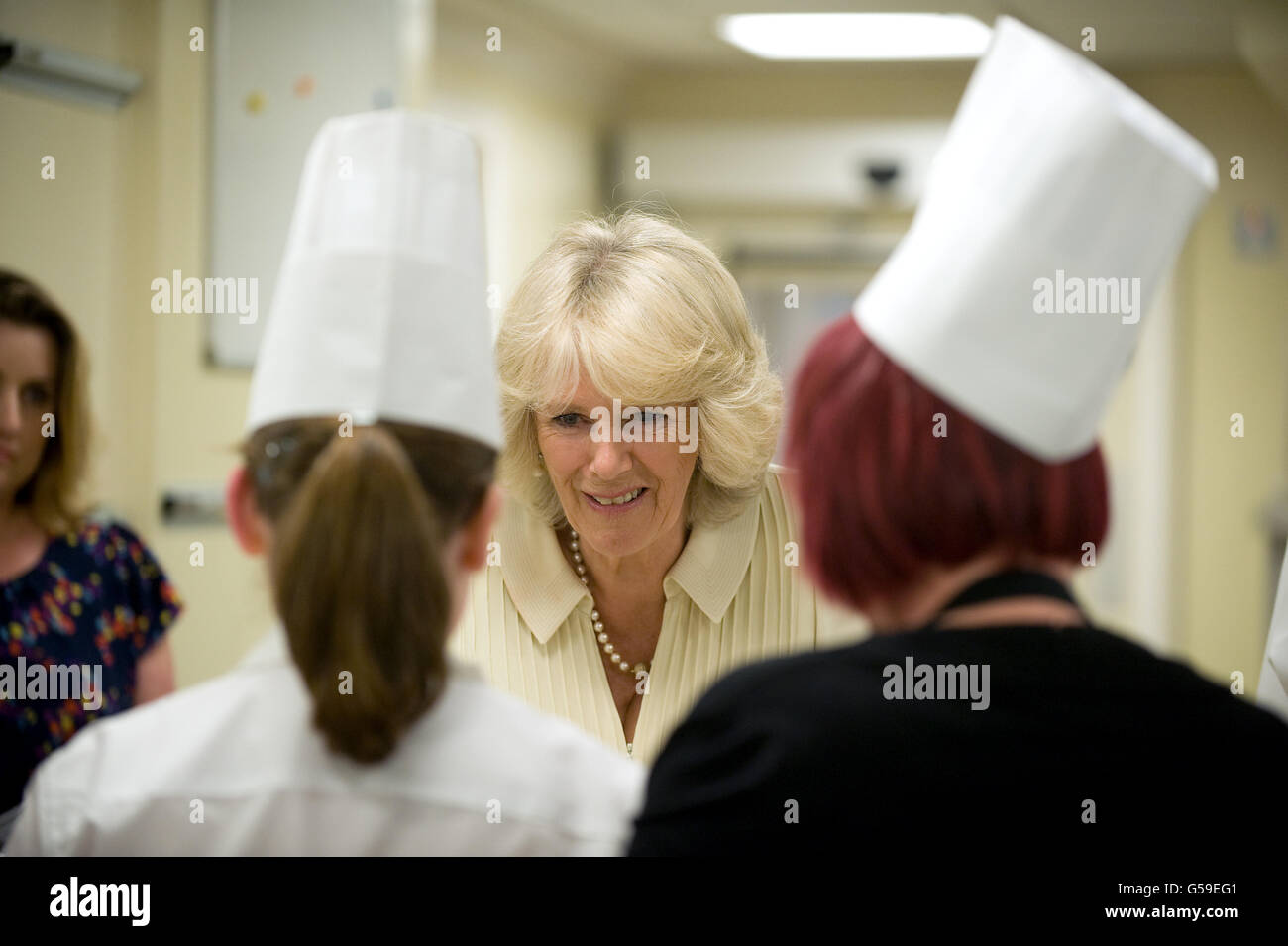 La duchesse de Cornouailles dans les cuisines de Buckingham Palace, dans le centre de Londres. Banque D'Images