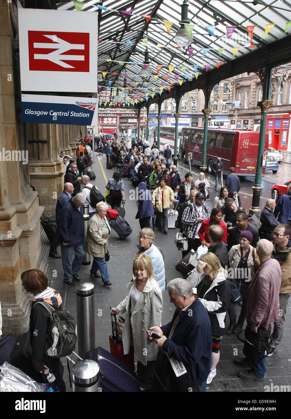 Les passagers font la queue devant la gare centrale de glasgow Banque