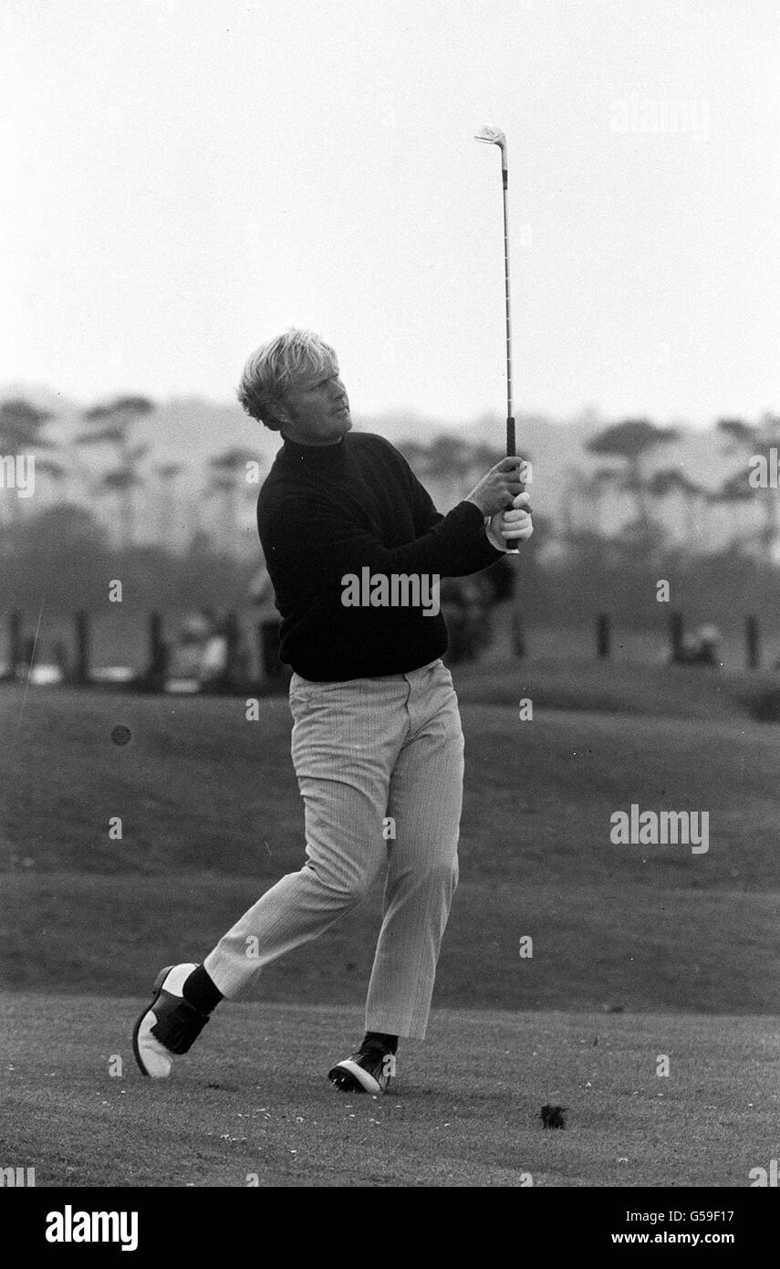 Jack Nicklaus, vainqueur de l'Open de Muirfield en 1966, a vu se conduire à St Andrews dans l'actuel championnat de golf British Open. Banque D'Images