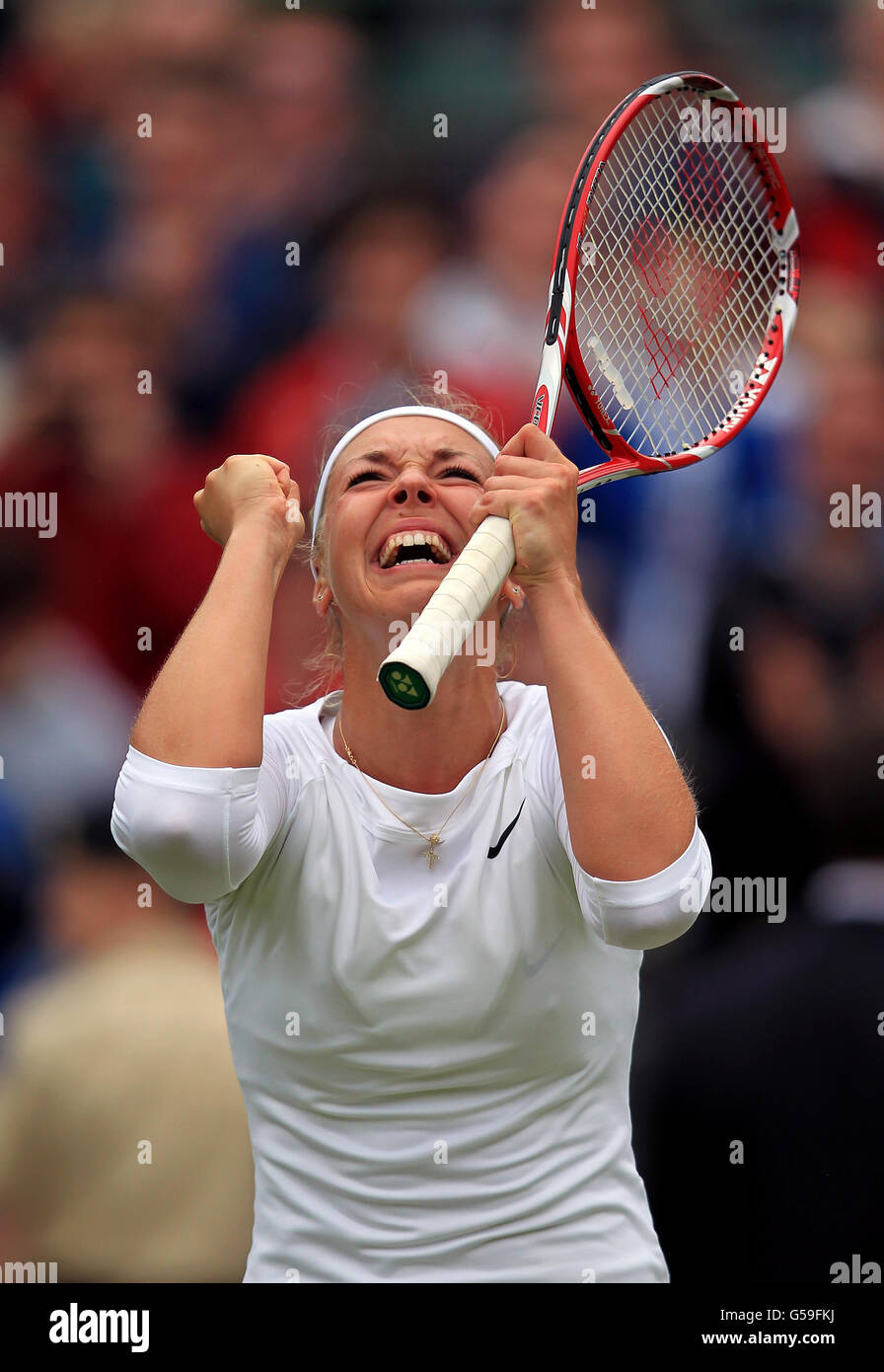 Sabine Lisicki, en Allemagne, célèbre la victoire contre Maria Sharapova, en Russie, lors du septième jour des championnats de Wimbledon 2012 au All England Lawn tennis Club, à Wimbledon. Banque D'Images