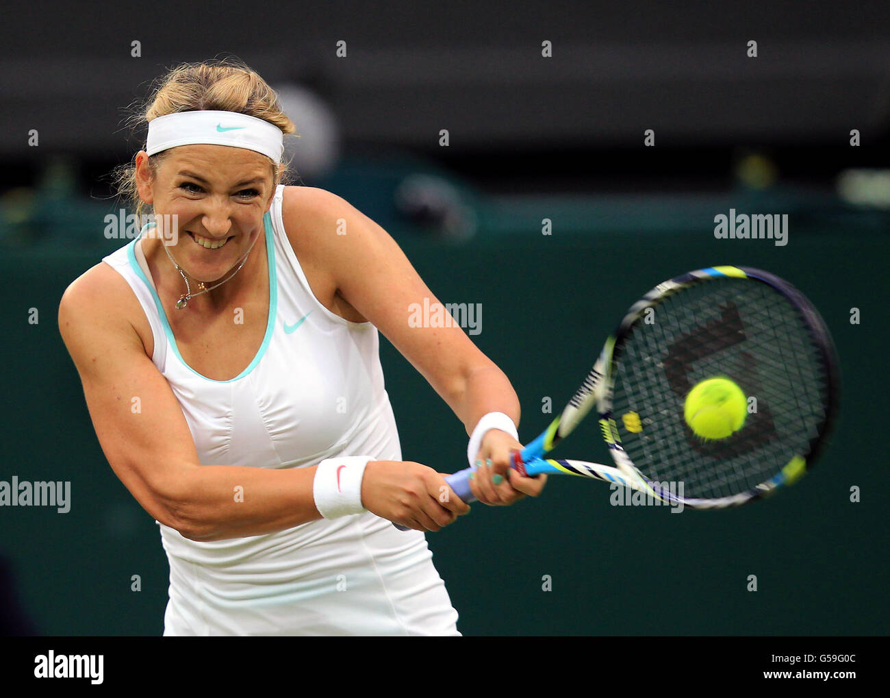 Le Victoria Azarenka du Bélarus en action contre Ana Ivanovic de Serbie lors du septième jour des Championnats de Wimbledon 2012 au All England Lawn tennis Club, Wimbledon. Banque D'Images