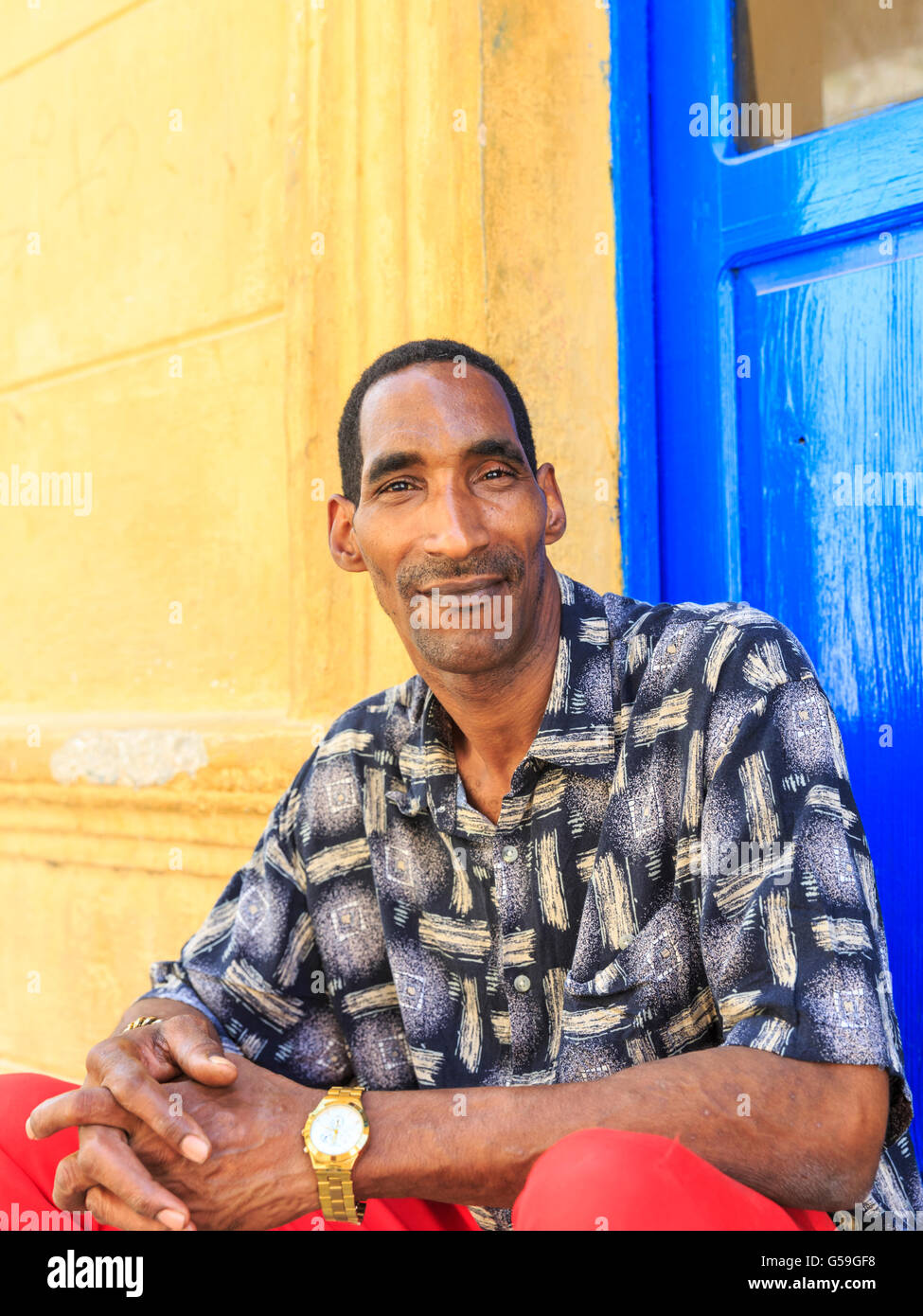 Portrait de jeune homme assis cubain au cours de sa pause déjeuner à La Habana Vieja, La Vieille Havane, Cuba Banque D'Images