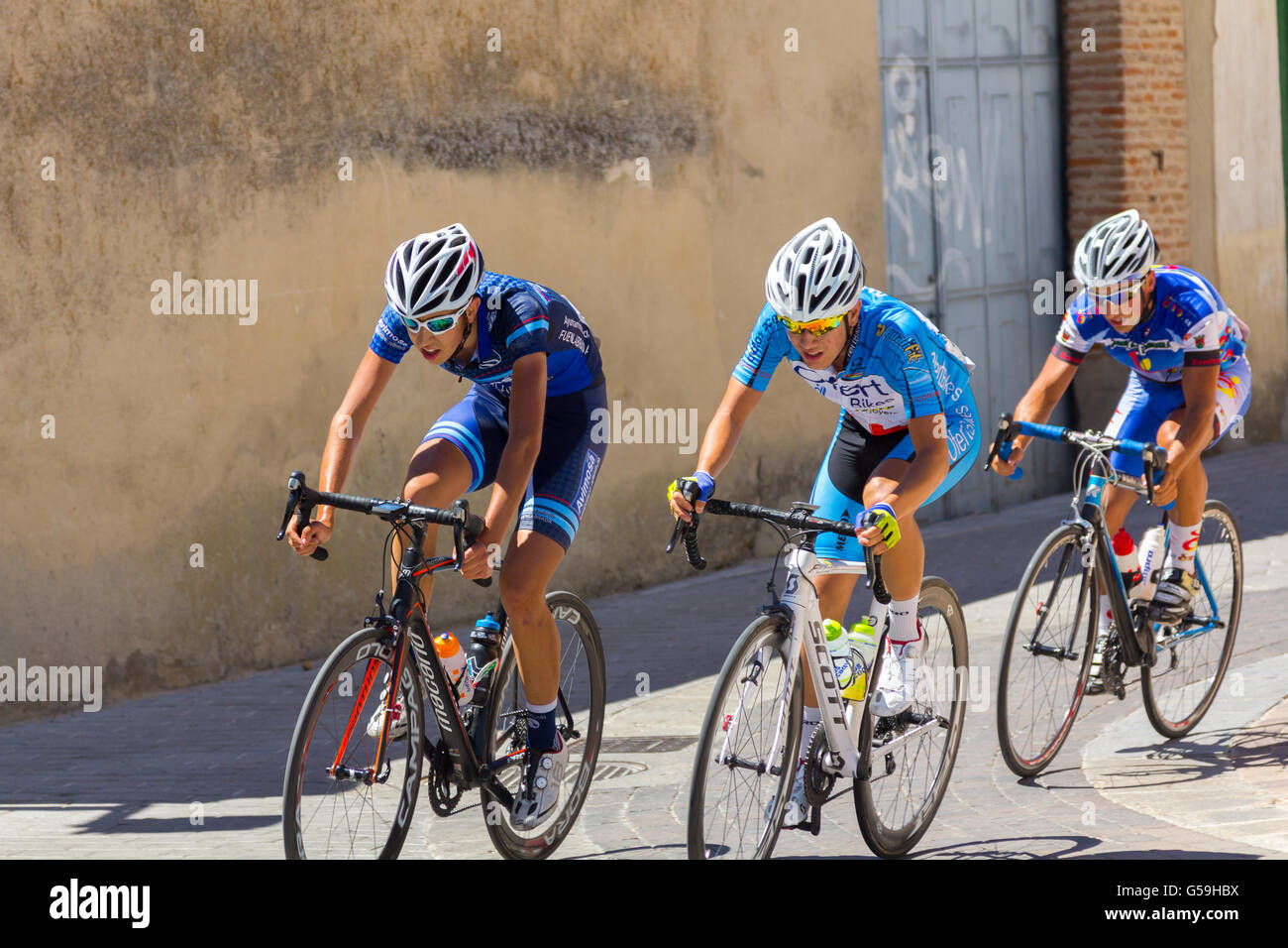 VALLADOLID, Espagne 26 août 2015 : les jeunes cyclistes participant à une course à travers les villes de Valladolid à Valladolid, Espagne Banque D'Images