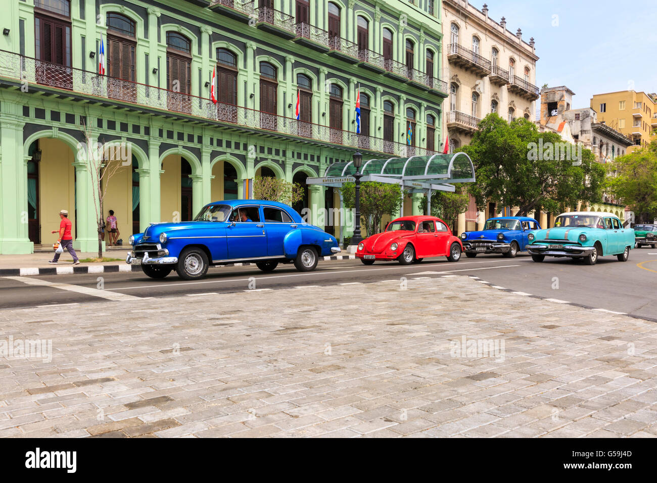 Scène de rue à La Havane - American Classic cars sur le Paseo Marti di en face du nouvel Hôtel Saratoga, La Vieille Havane, Cuba Banque D'Images
