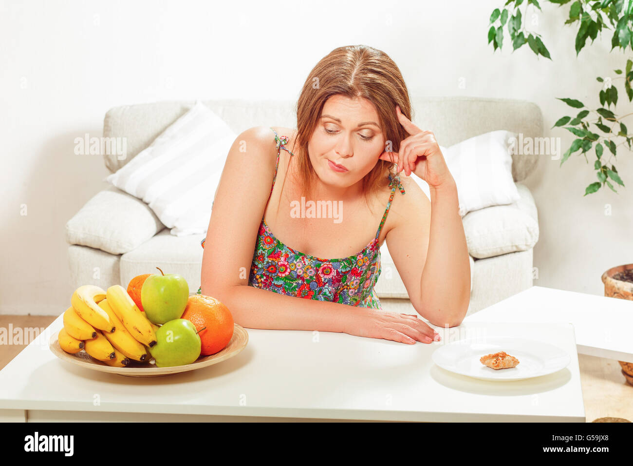 Fat Woman sitting at table home Banque D'Images
