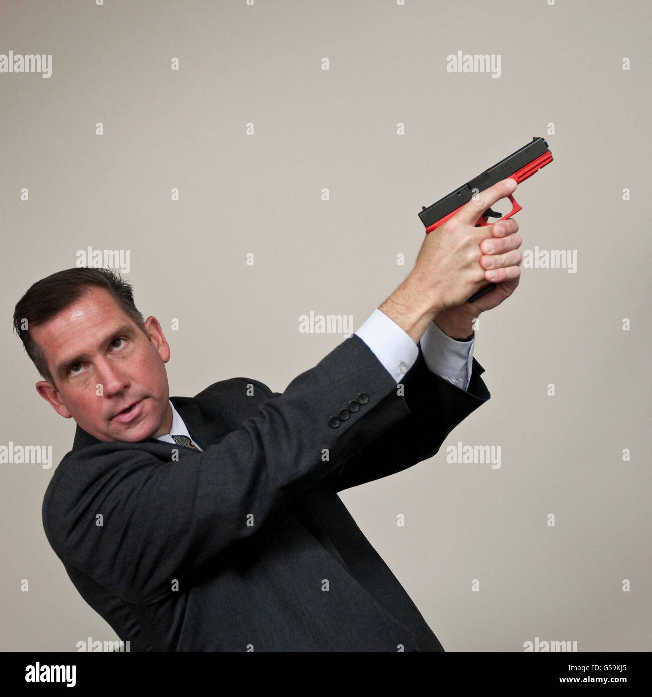 L'Agent spécial de surveillance Richard Schott démontre l'utilisation des armes à feu à l'Académie nationale du FBI à Quantico, Virginie, USA, 12 mai 2009 Banque D'Images