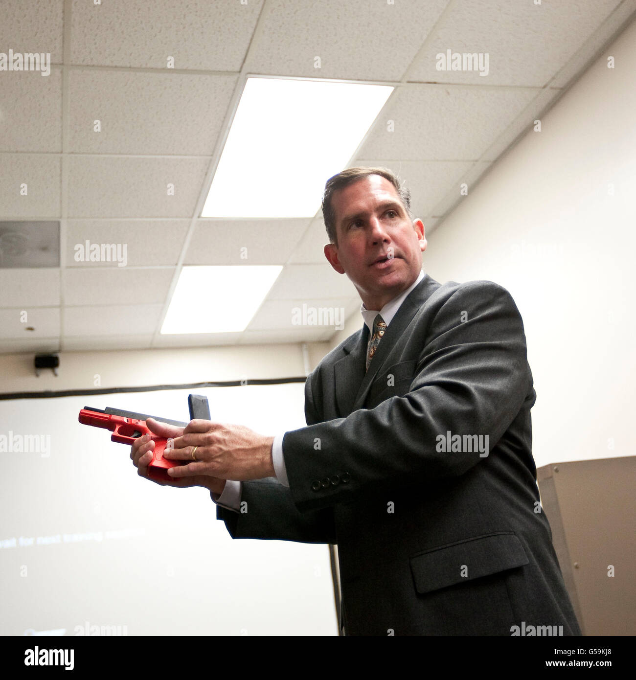 L'Agent spécial de surveillance Richard Schott démontre l'utilisation des armes à feu à l'Académie nationale du FBI à Quantico, Virginie, USA, 12 mai 2009 Banque D'Images