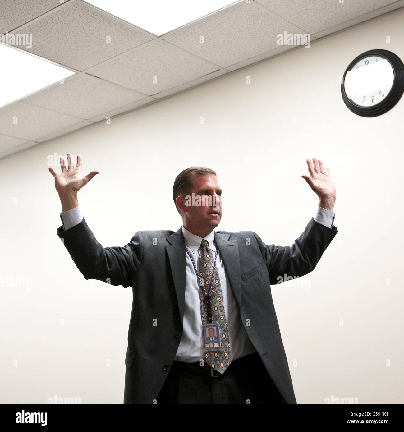 L'Agent spécial de surveillance Richard Schott témoigne d'un geste de rachat non menaçant au cours d'une explication de l'FBI laissez Banque D'Images