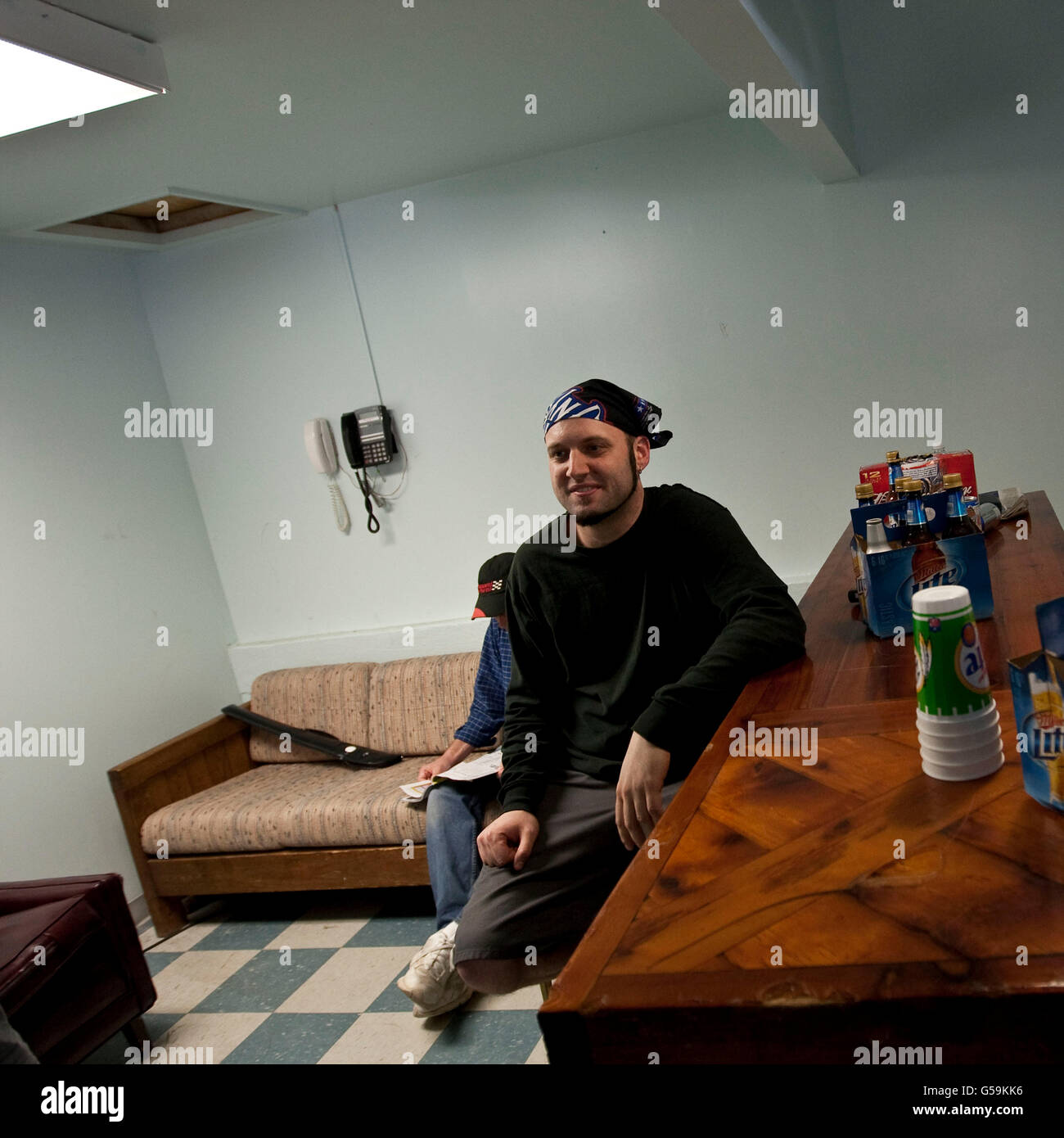 Acteurs attendre dans un faux bar sur Hogan's Alley, un centre de formation à l'Académie nationale du FBI à Quantico, USA, 12 mai 2009 Banque D'Images